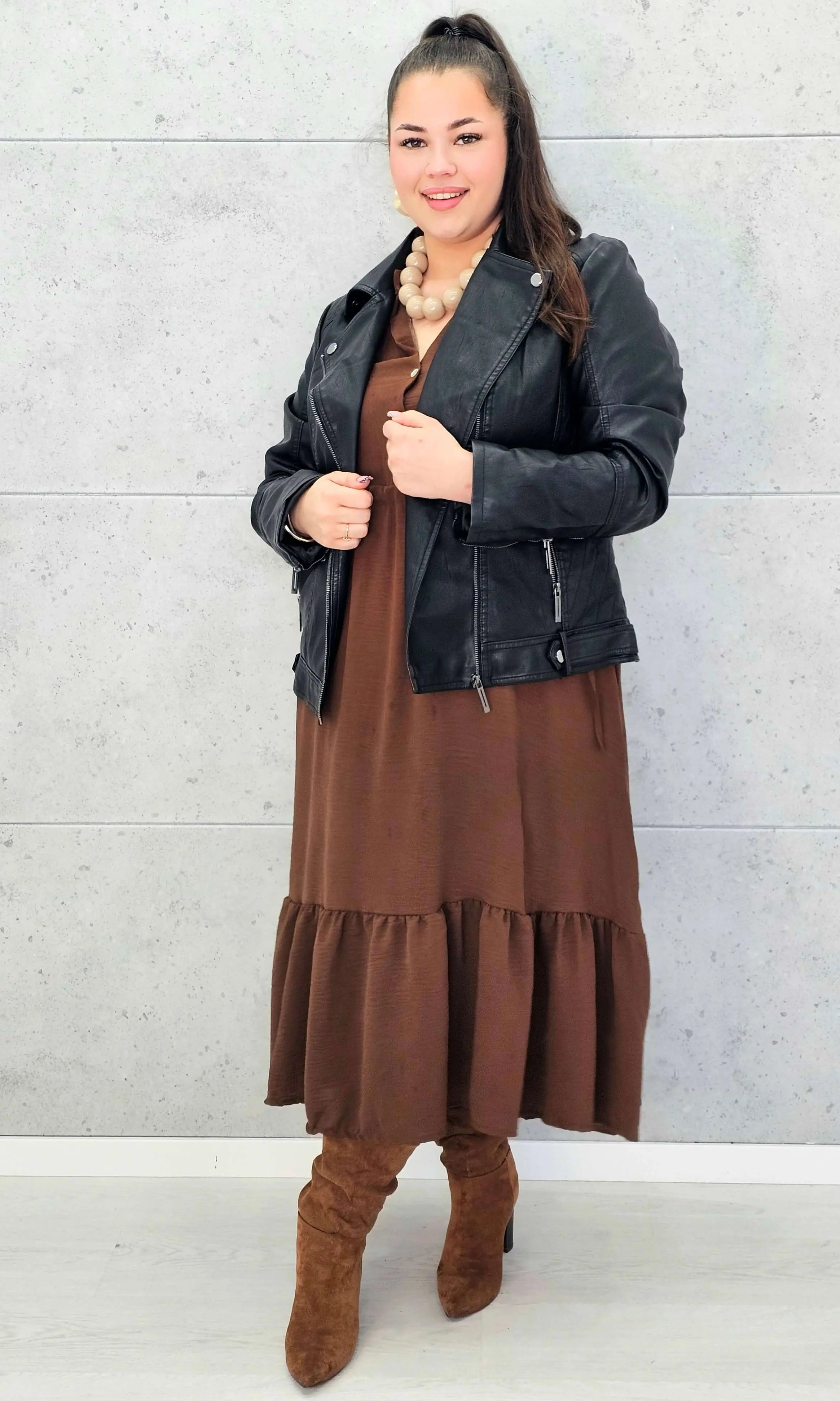 Sukienka plus size z falbaną i długim rękawem – elegancja na co dzień i od święta Stylowa XL