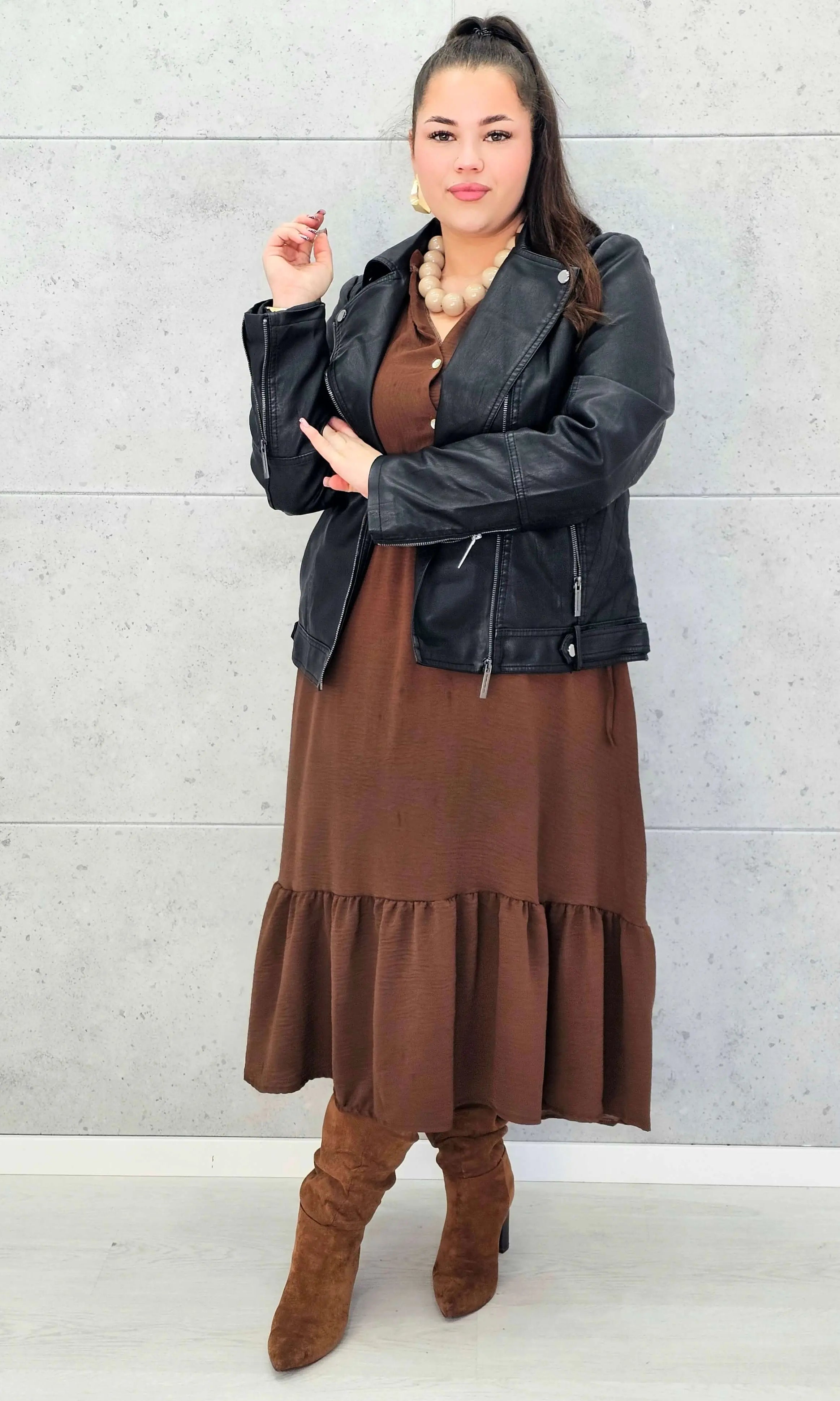 Sukienka plus size z falbaną i długim rękawem – elegancja na co dzień i od święta Stylowa XL