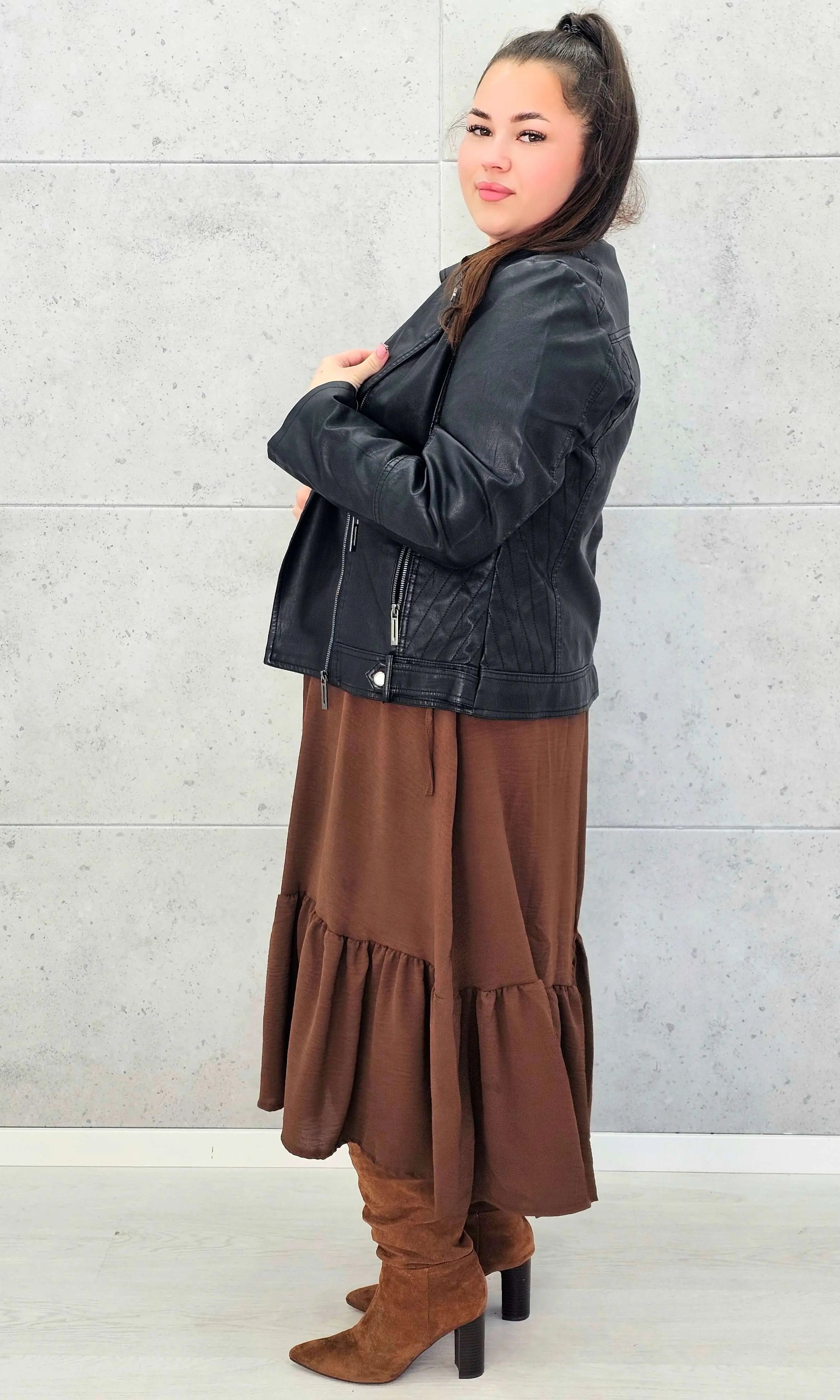 Sukienka plus size z falbaną i długim rękawem – elegancja na co dzień i od święta Stylowa XL