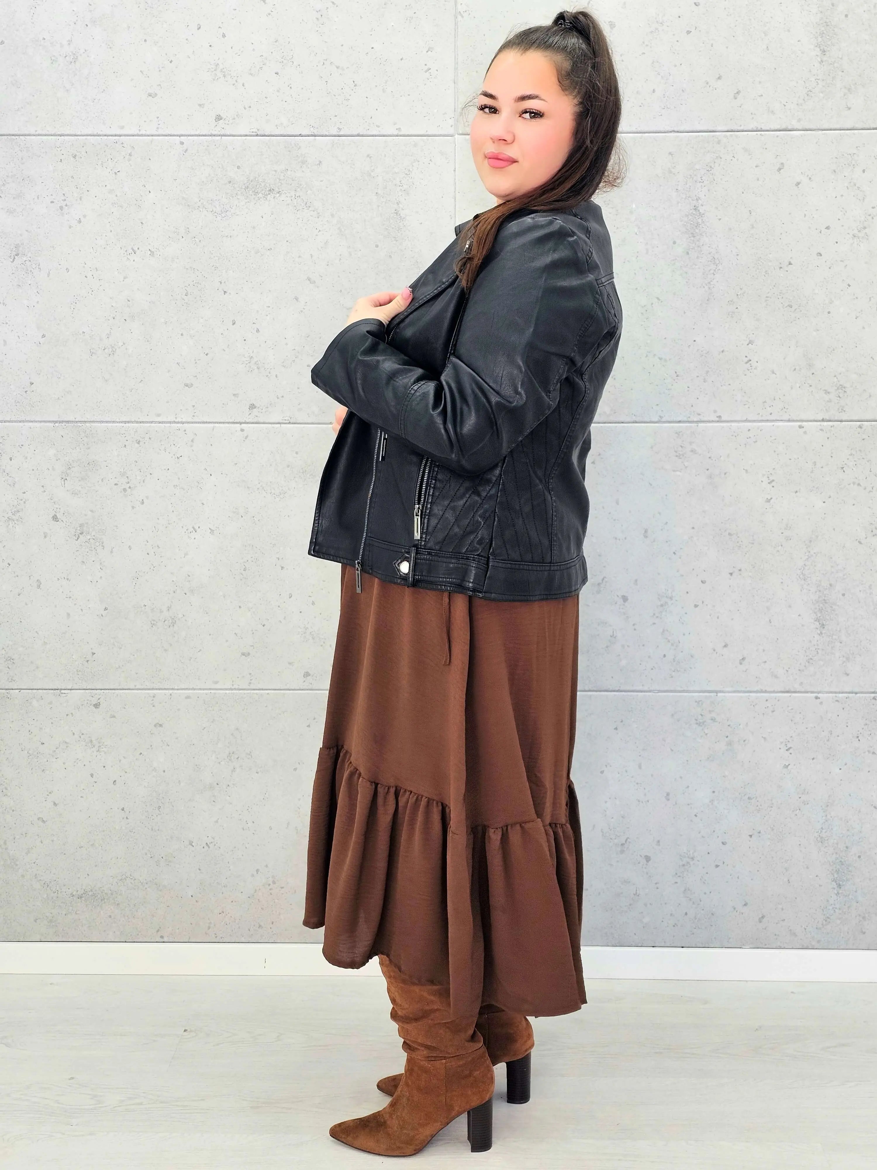 Sukienka plus size z falbaną i długim rękawem – elegancja na co dzień i od święta Stylowa XL