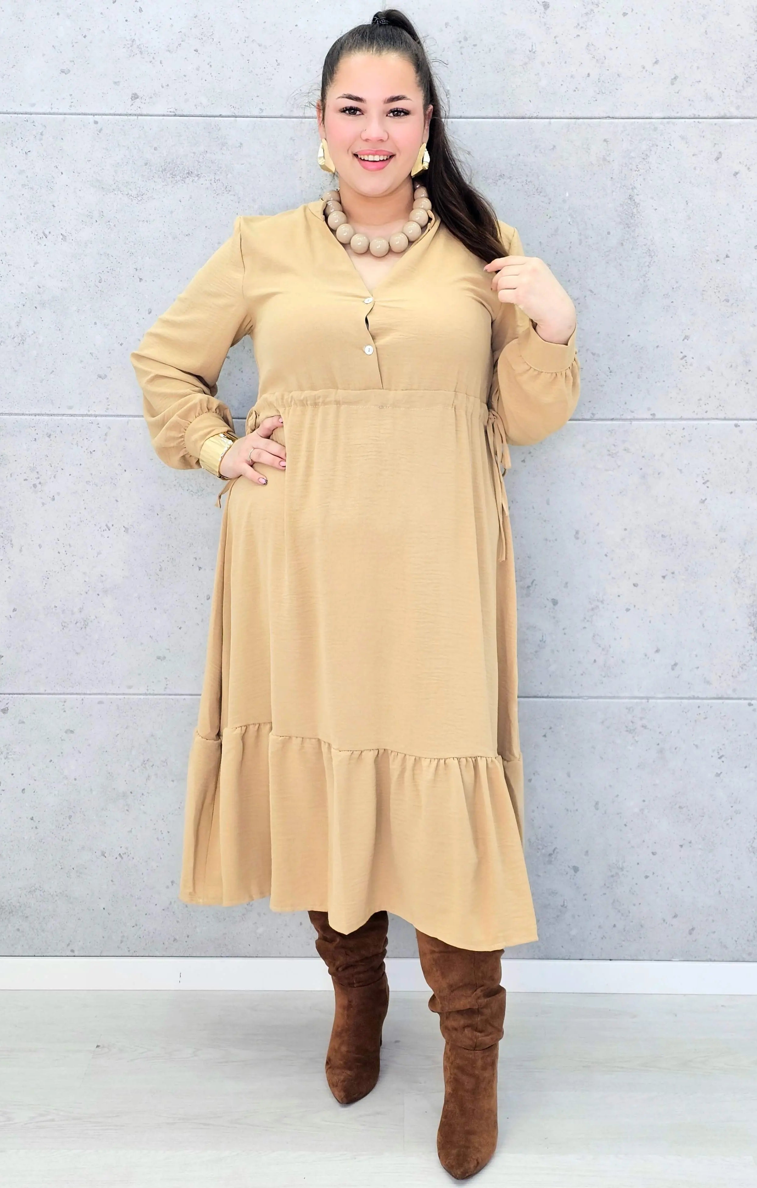 Sukienka plus size z falbaną i długim rękawem – elegancja na co dzień i od święta Stylowa XL