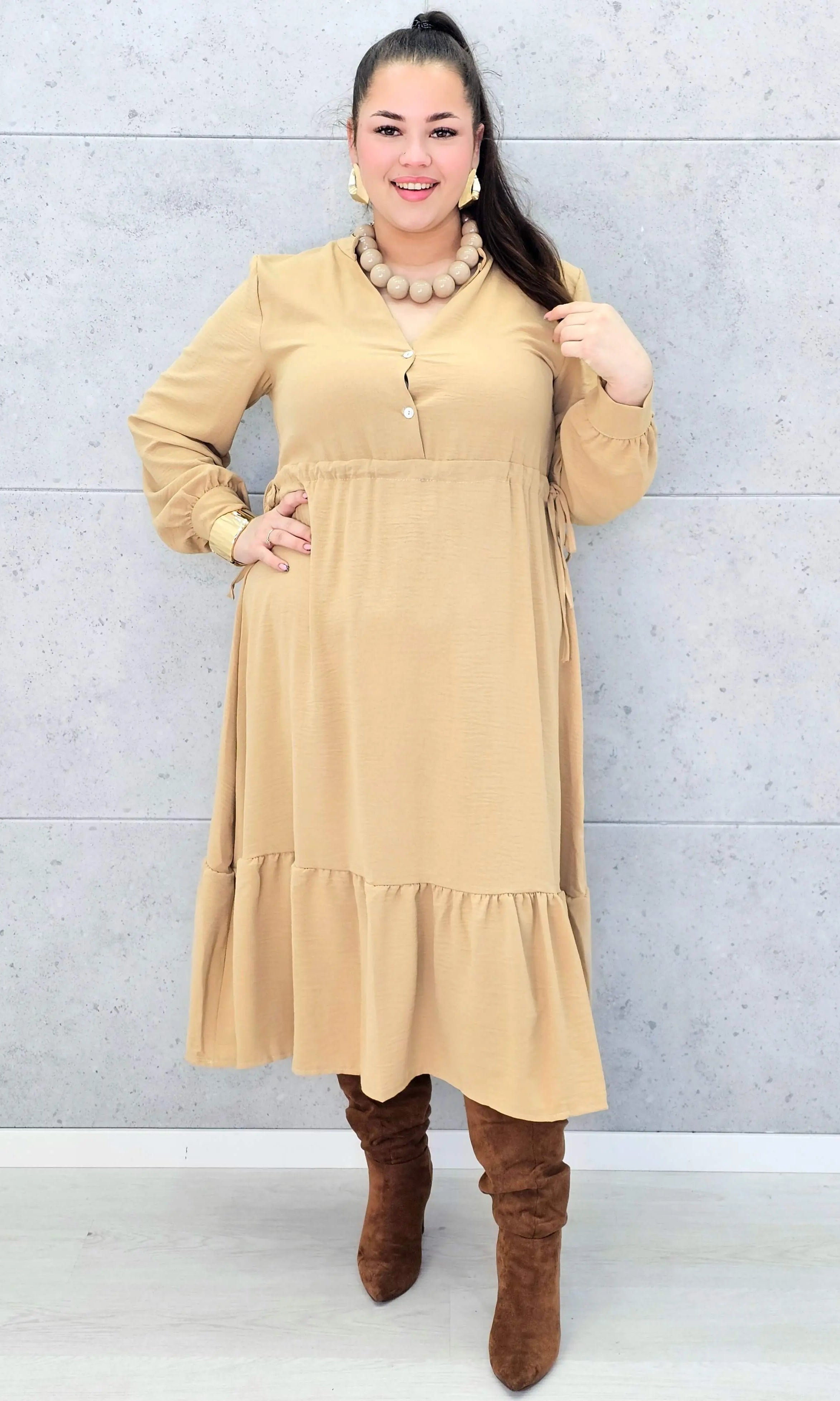 Sukienka plus size z falbaną i długim rękawem – elegancja na co dzień i od święta Stylowa XL