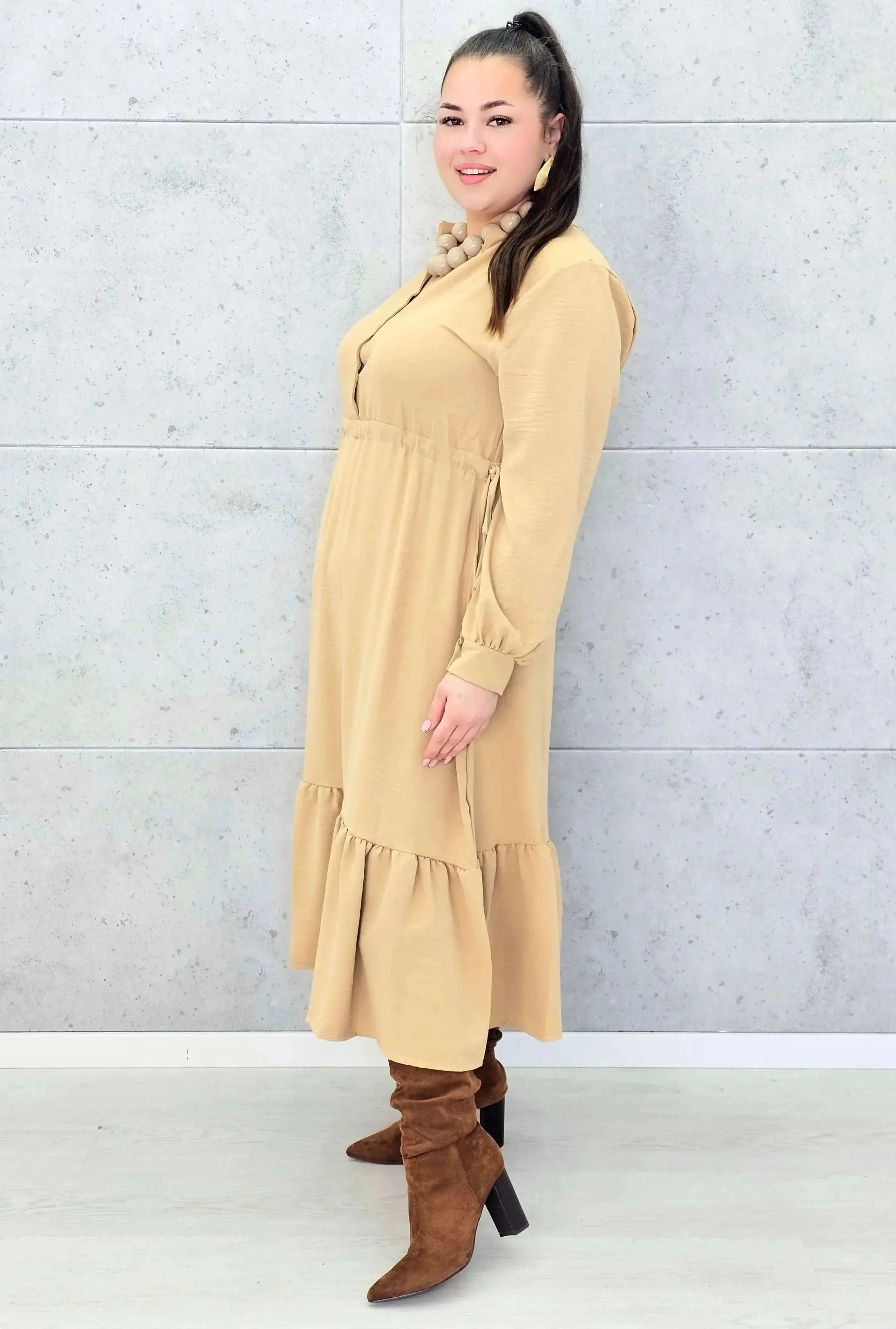 Sukienka plus size z falbaną i długim rękawem – elegancja na co dzień i od święta Stylowa XL