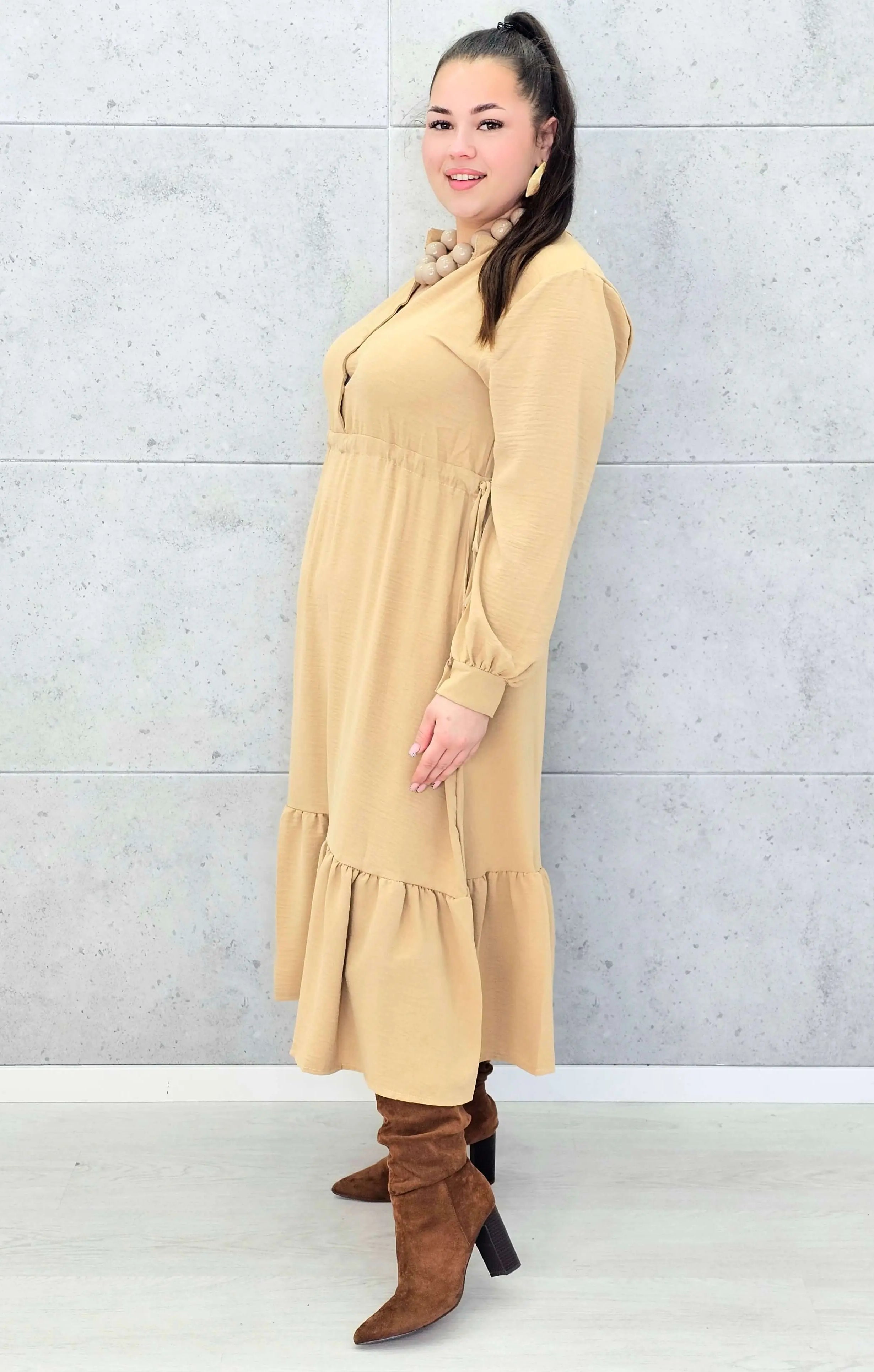 Sukienka plus size z falbaną i długim rękawem – elegancja na co dzień i od święta Stylowa XL