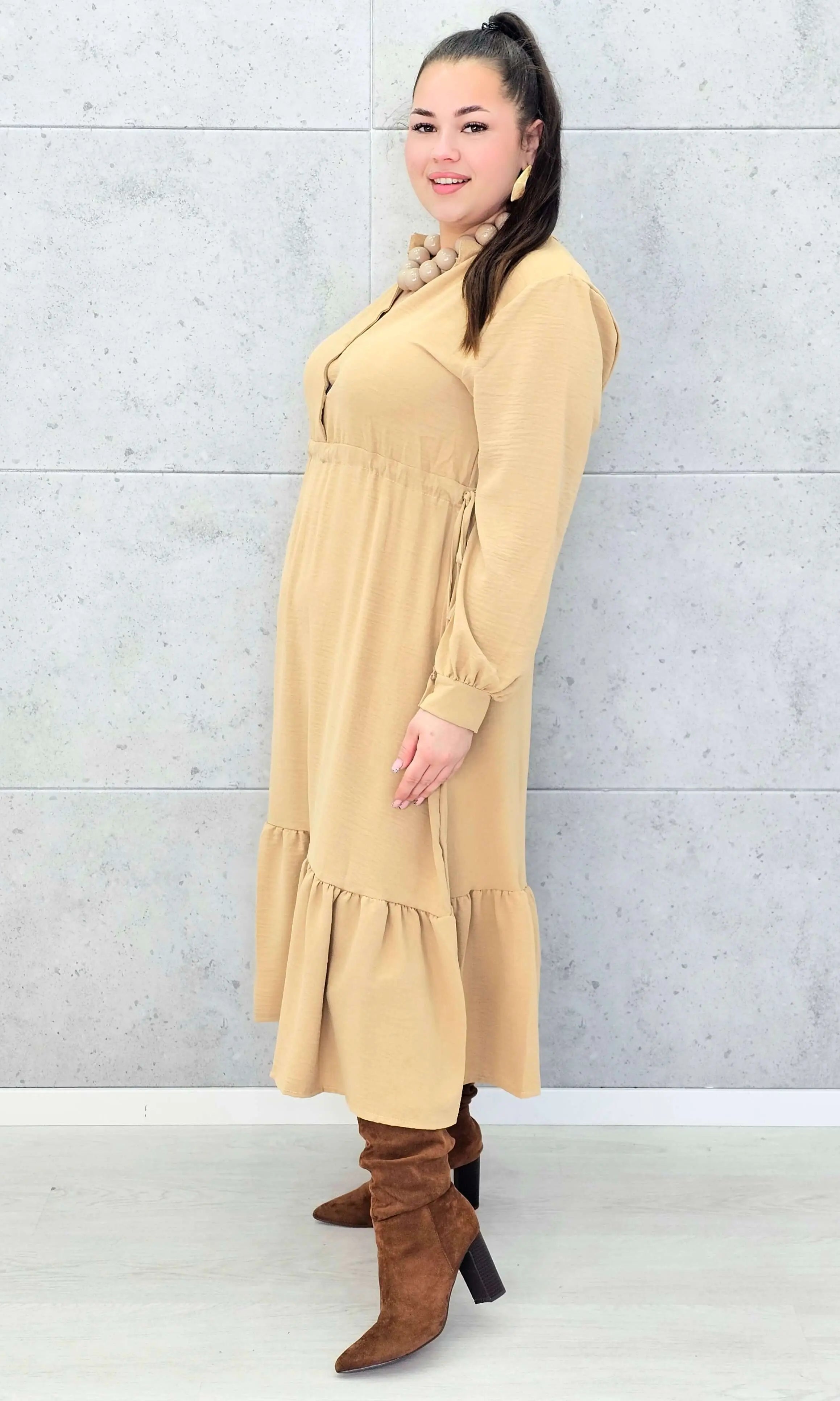 Sukienka plus size z falbaną i długim rękawem – elegancja na co dzień i od święta Stylowa XL