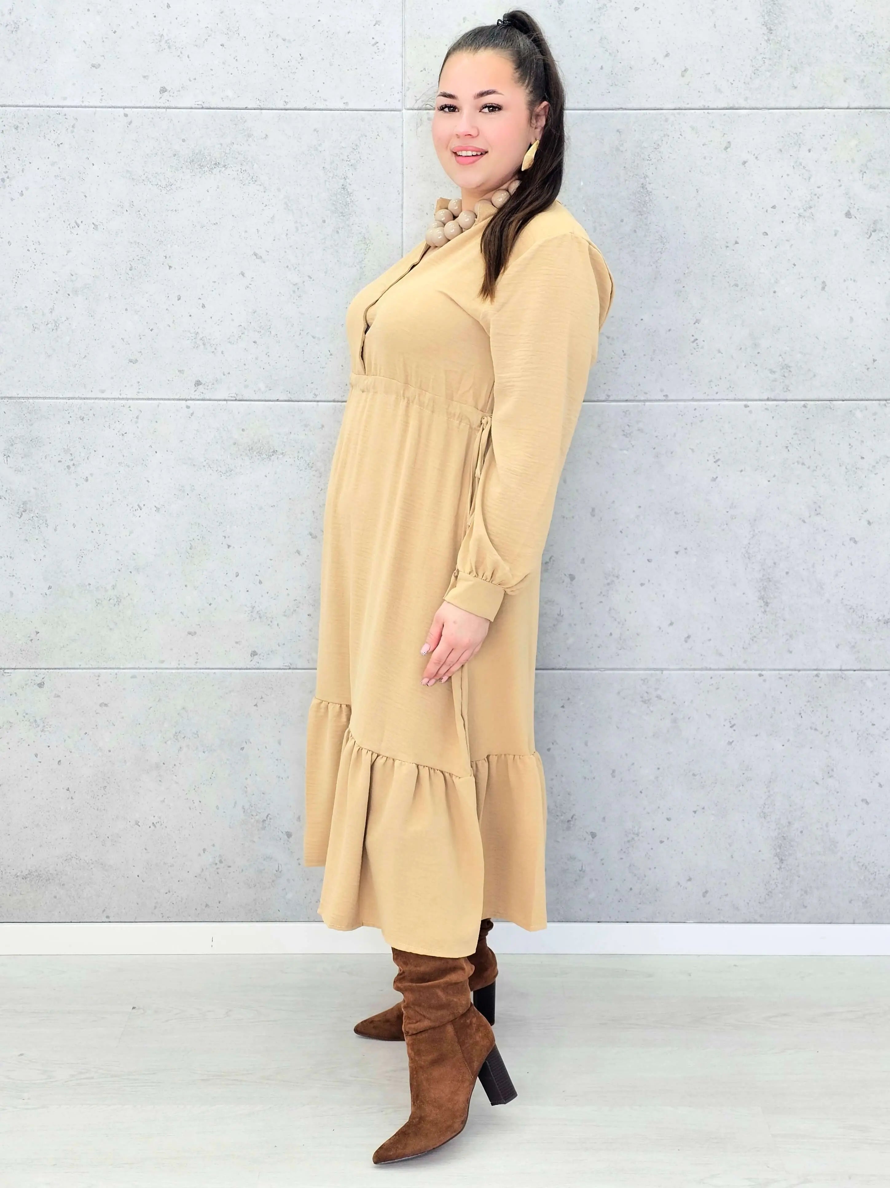 Sukienka plus size z falbaną i długim rękawem – elegancja na co dzień i od święta Stylowa XL