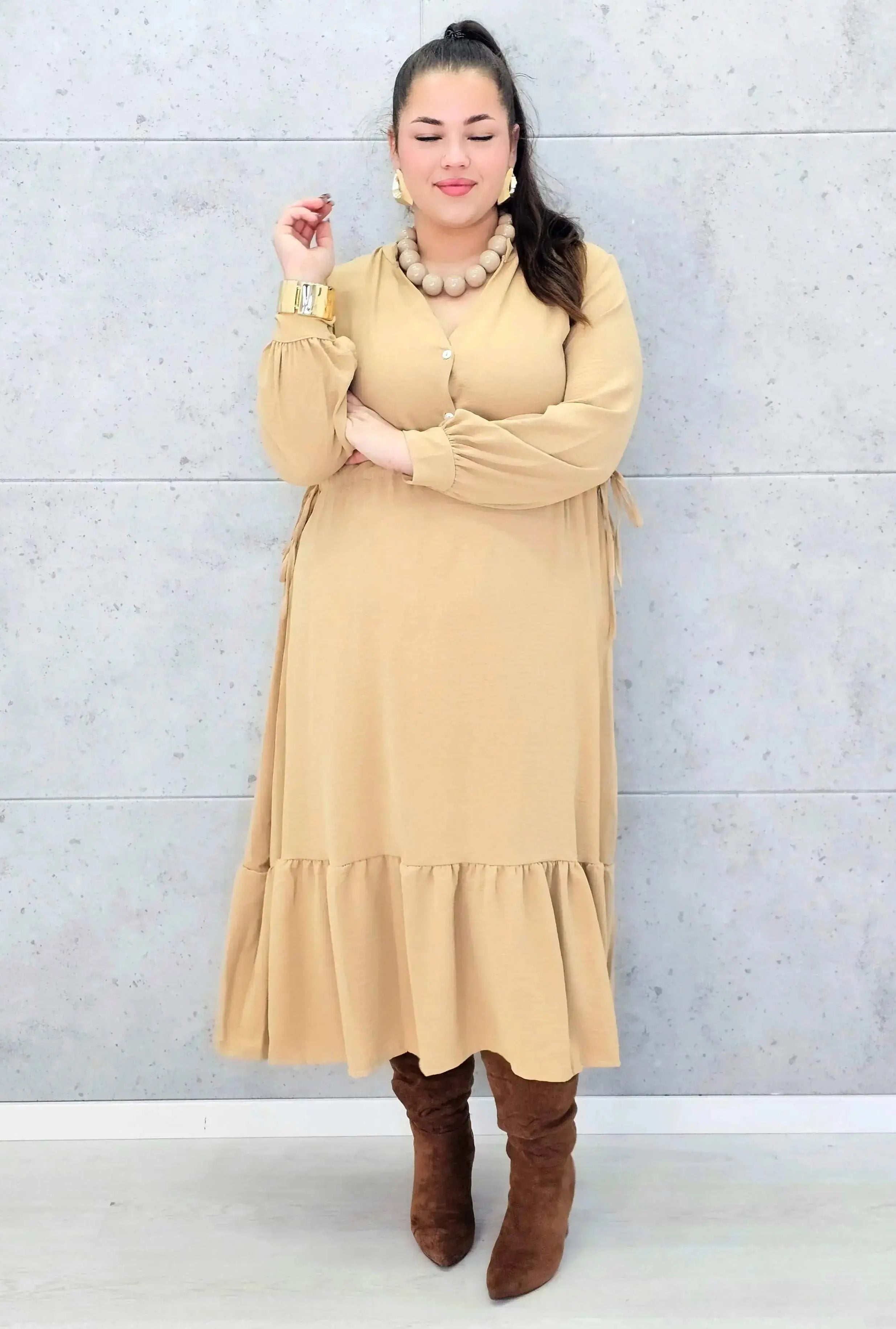 Sukienka plus size z falbaną i długim rękawem – elegancja na co dzień i od święta Stylowa XL