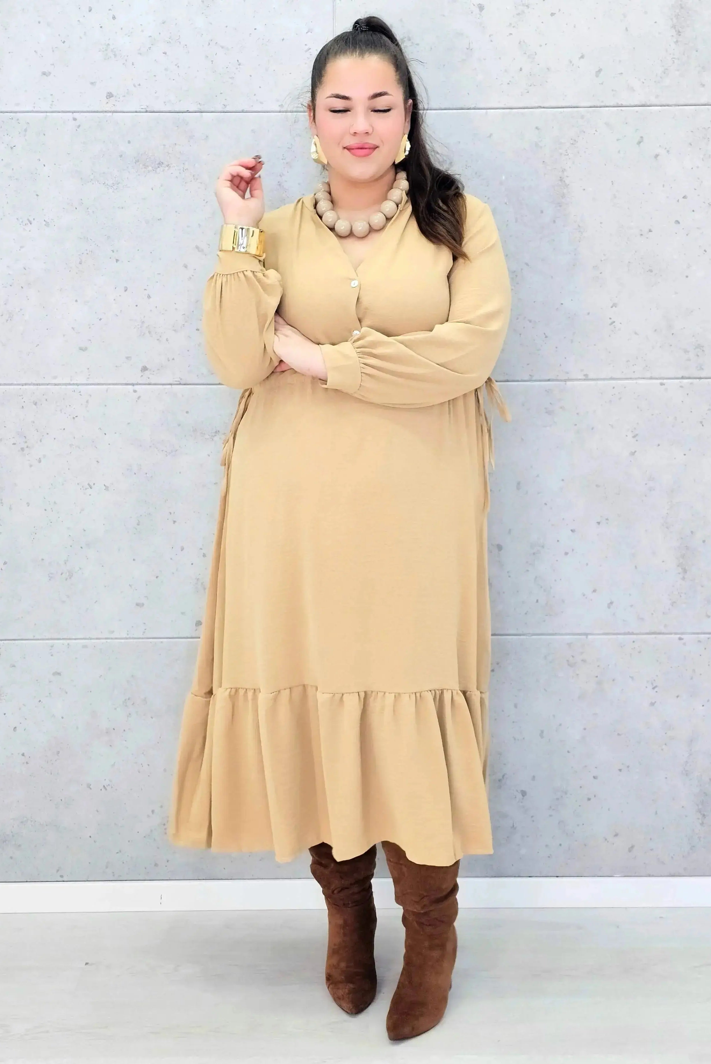Sukienka plus size z falbaną i długim rękawem – elegancja na co dzień i od święta Stylowa XL