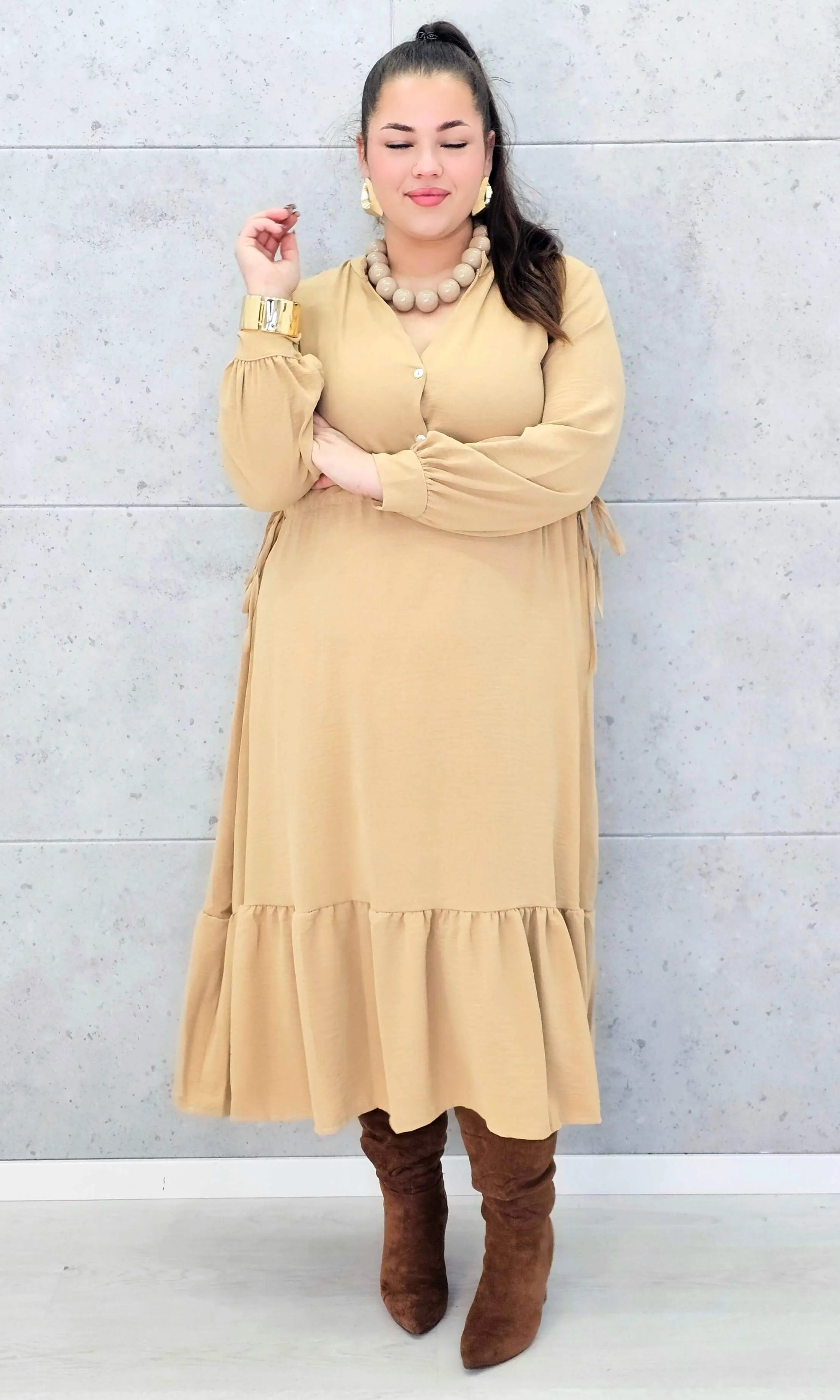 Sukienka plus size z falbaną i długim rękawem – elegancja na co dzień i od święta Stylowa XL