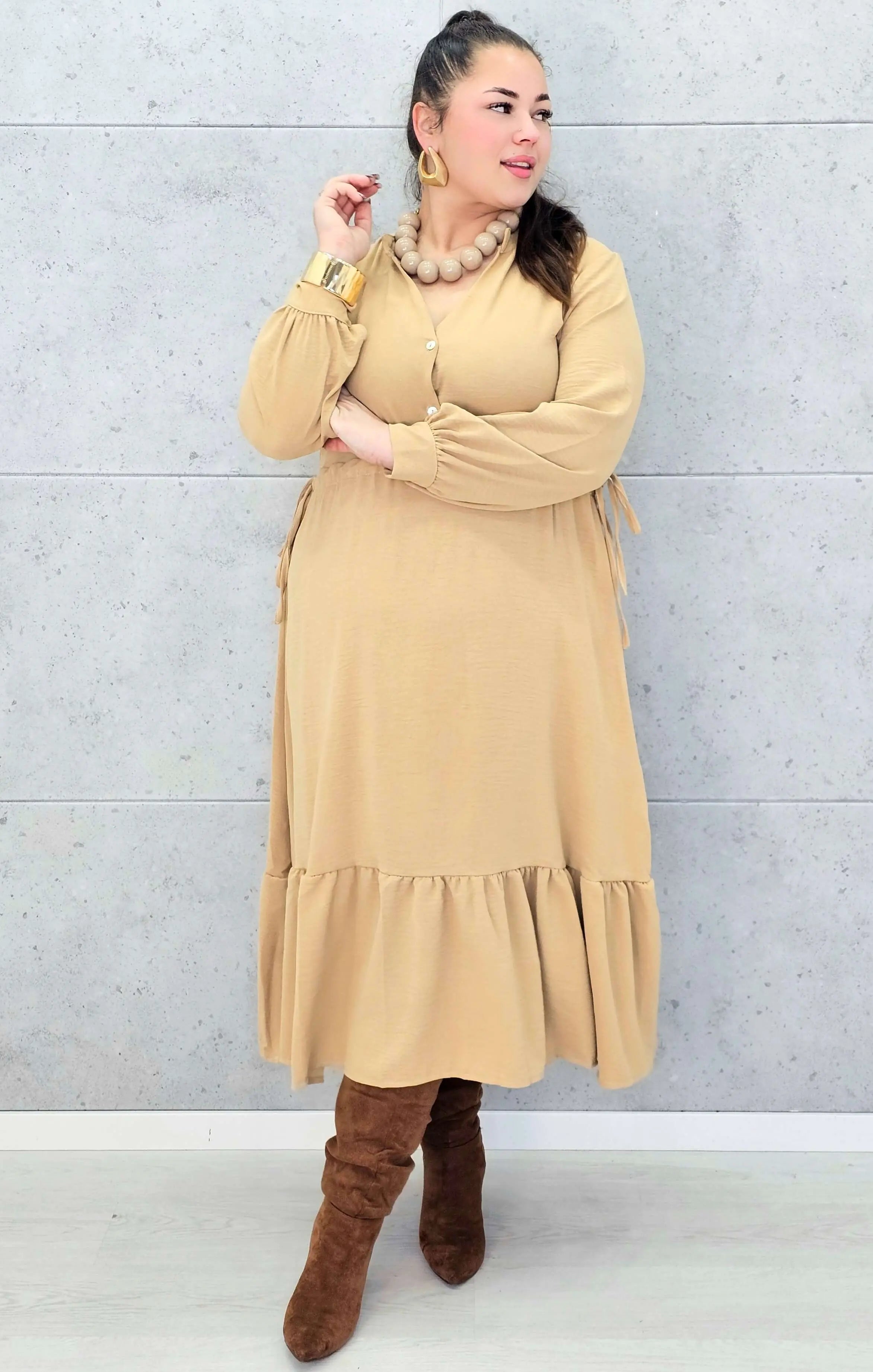 Sukienka plus size z falbaną i długim rękawem – elegancja na co dzień i od święta Stylowa XL