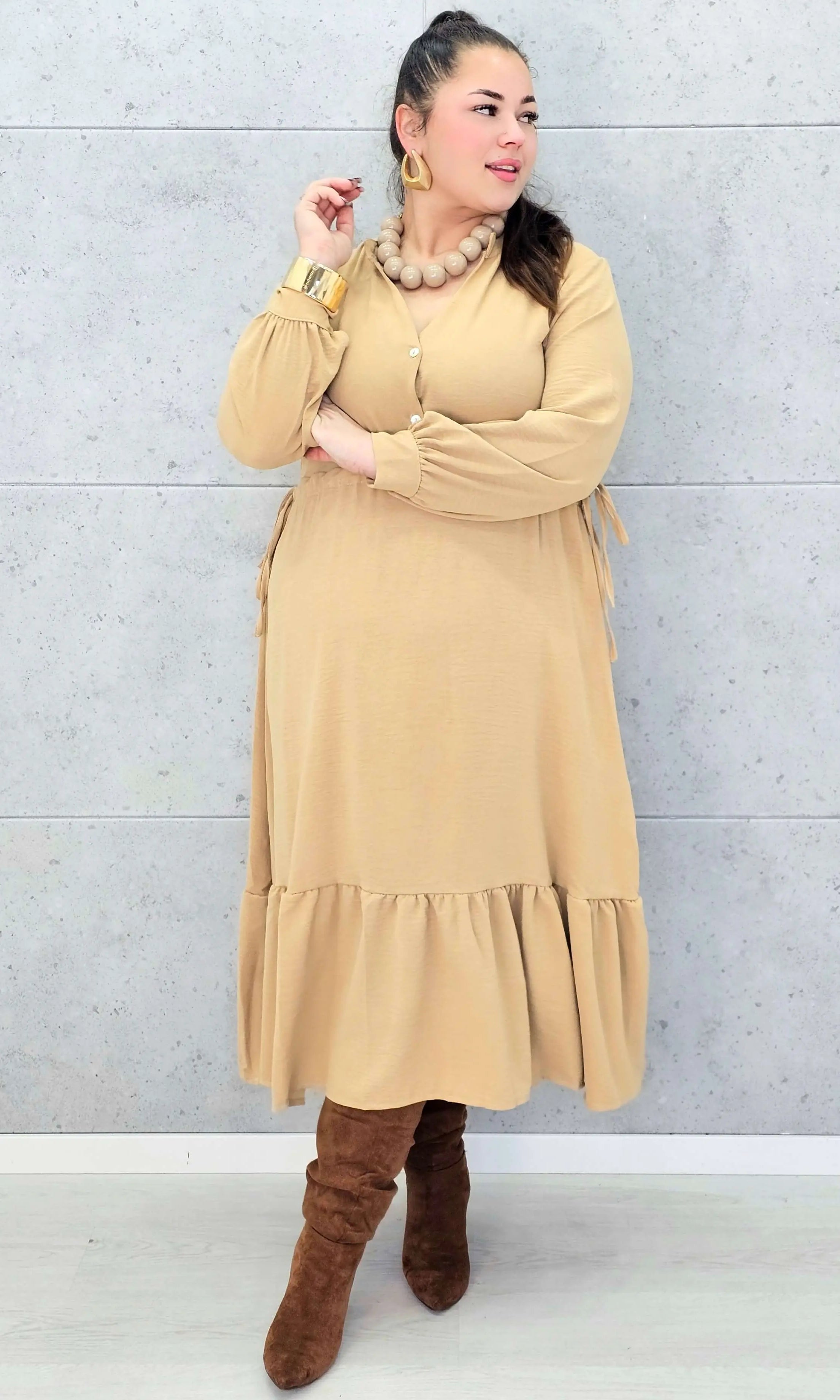 Sukienka plus size z falbaną i długim rękawem – elegancja na co dzień i od święta Stylowa XL