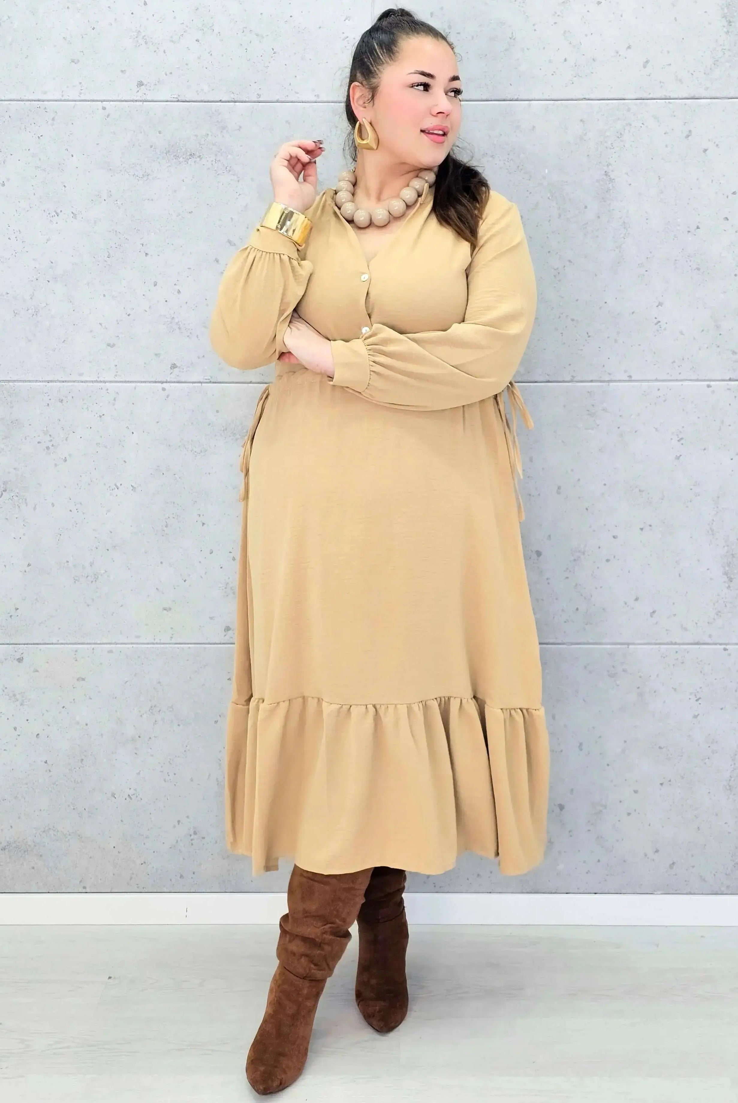 Sukienka plus size z falbaną i długim rękawem – elegancja na co dzień i od święta Stylowa XL