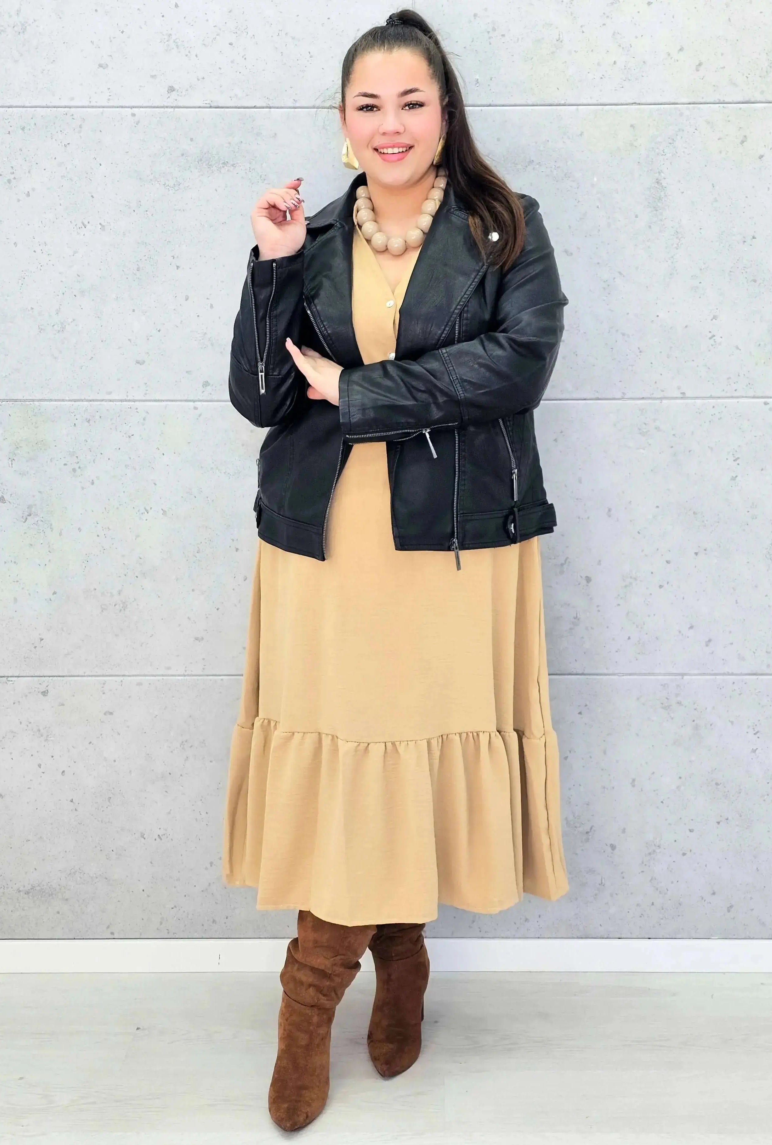 Sukienka plus size z falbaną i długim rękawem – elegancja na co dzień i od święta Stylowa XL