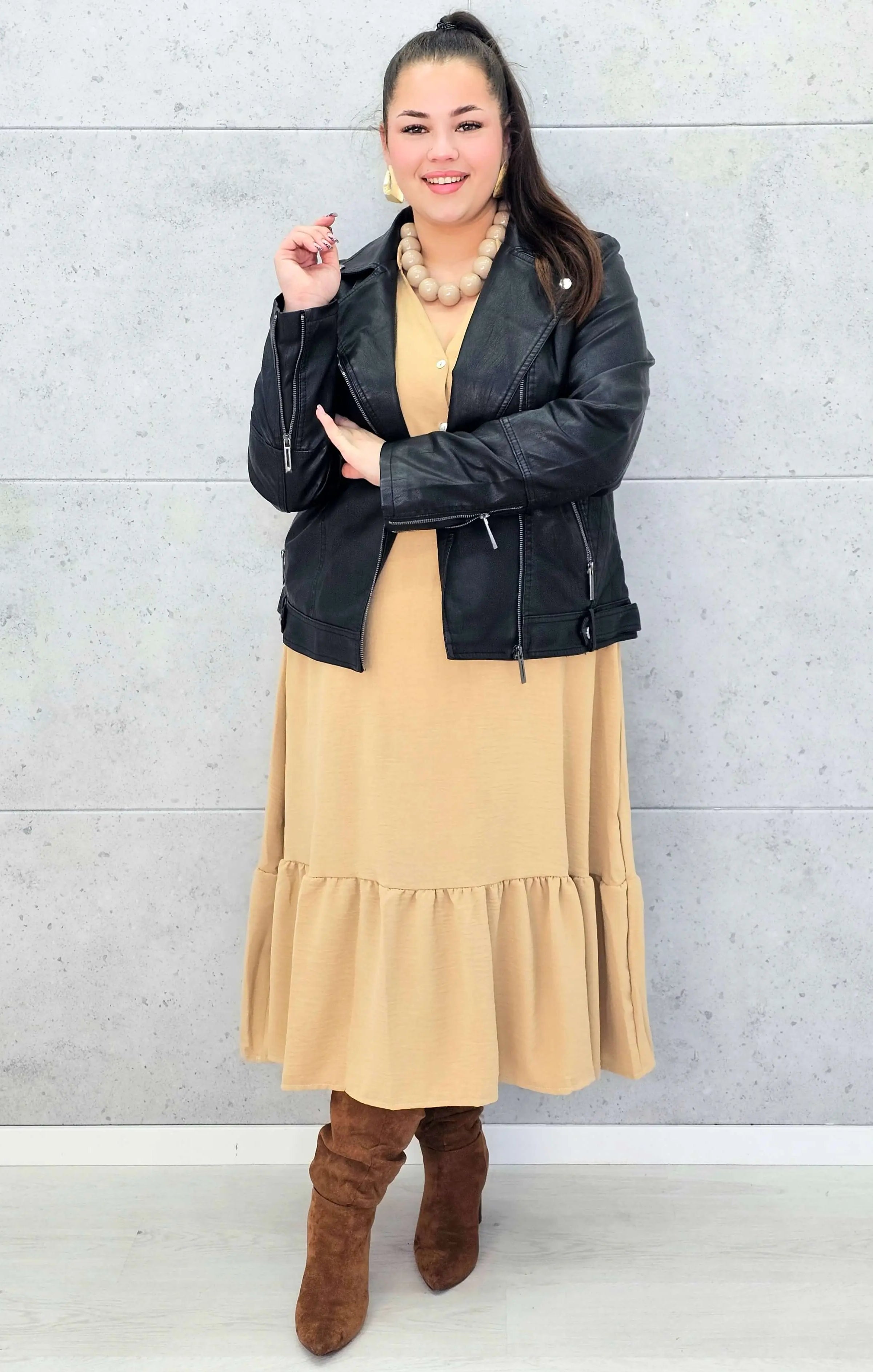 Sukienka plus size z falbaną i długim rękawem – elegancja na co dzień i od święta Stylowa XL