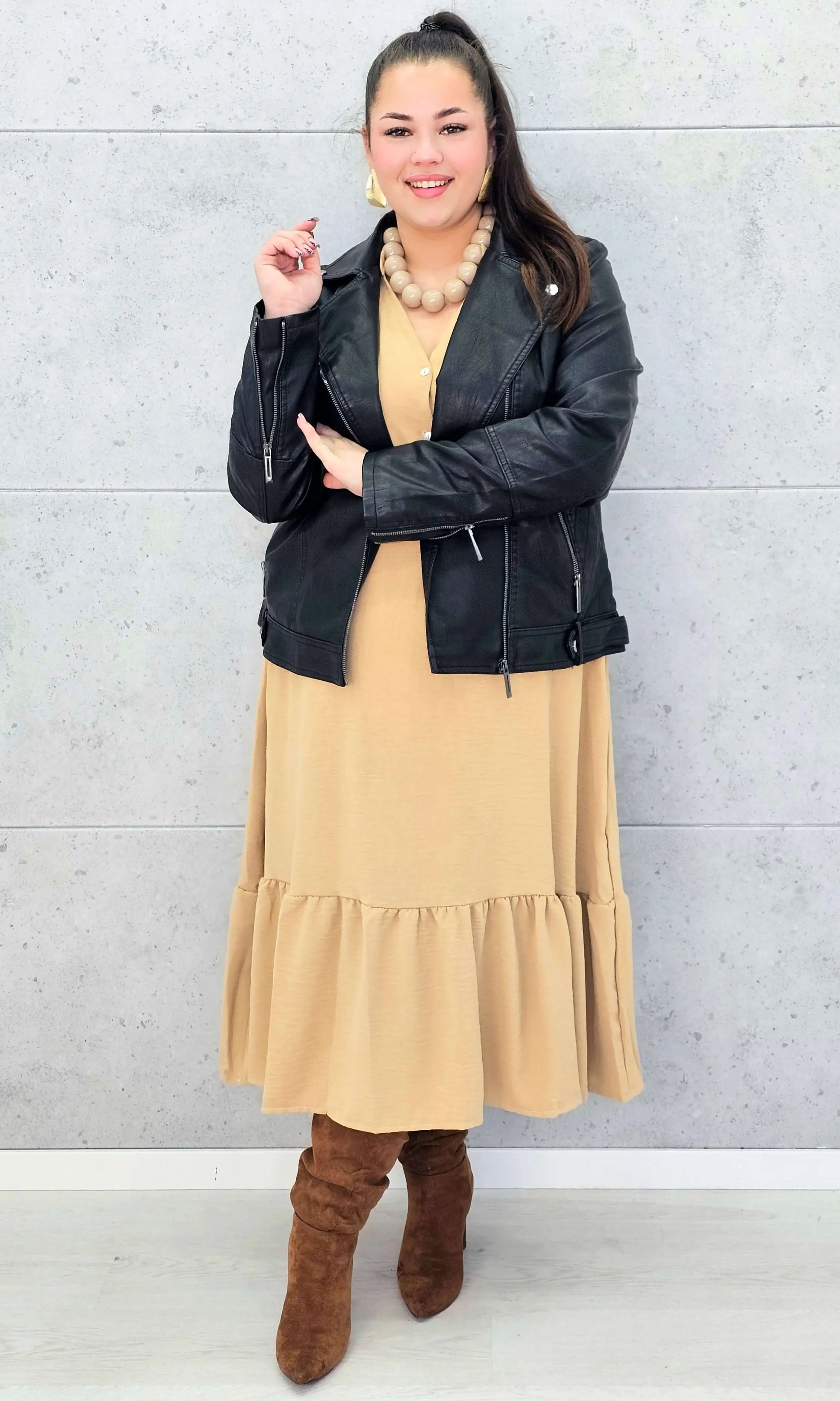 Sukienka plus size z falbaną i długim rękawem – elegancja na co dzień i od święta Stylowa XL