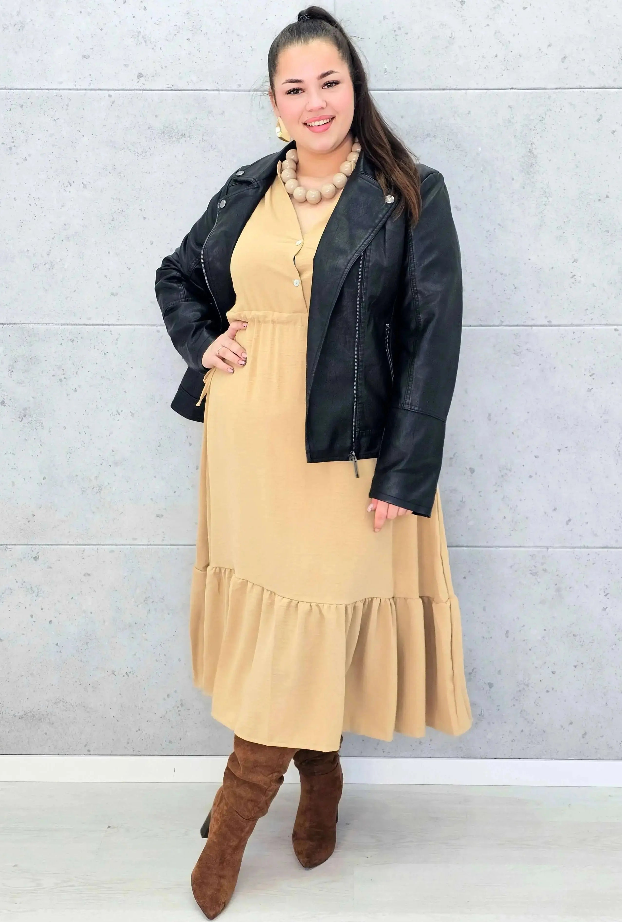 Sukienka plus size z falbaną i długim rękawem – elegancja na co dzień i od święta Stylowa XL