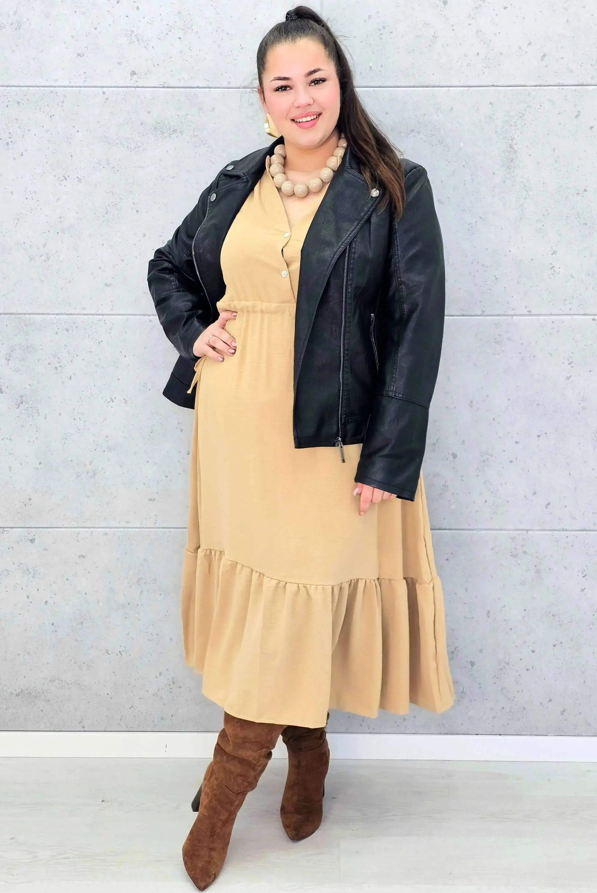 Sukienka plus size z falbaną i długim rękawem – elegancja na co dzień i od święta Stylowa XL
