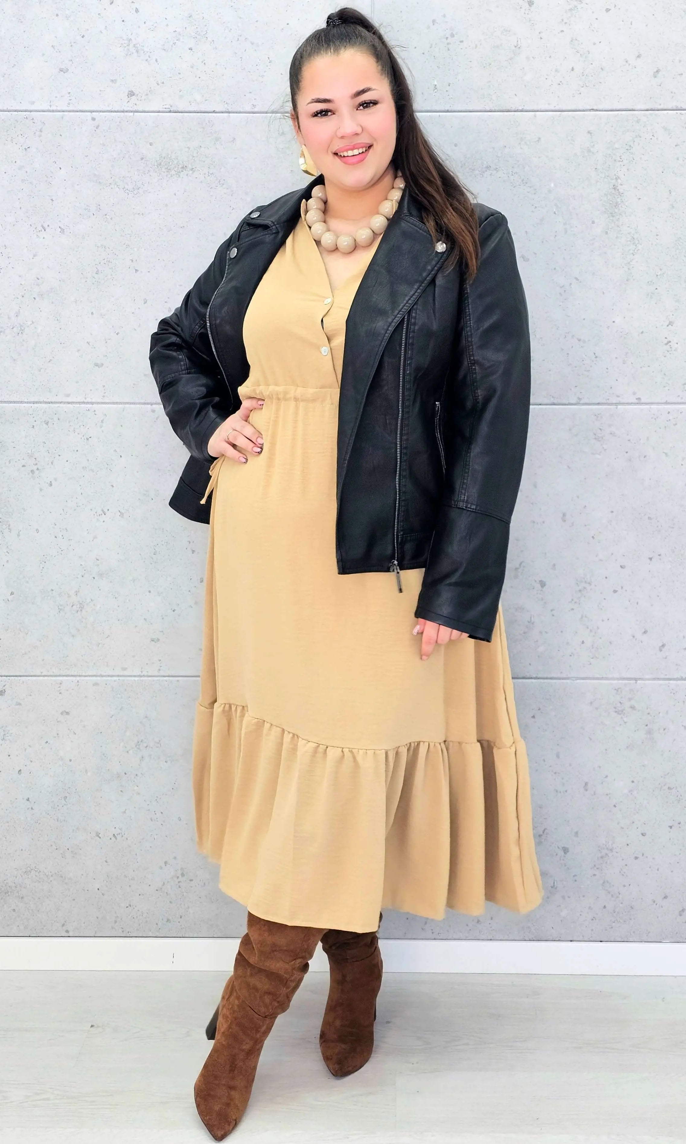 Sukienka plus size z falbaną i długim rękawem – elegancja na co dzień i od święta Stylowa XL