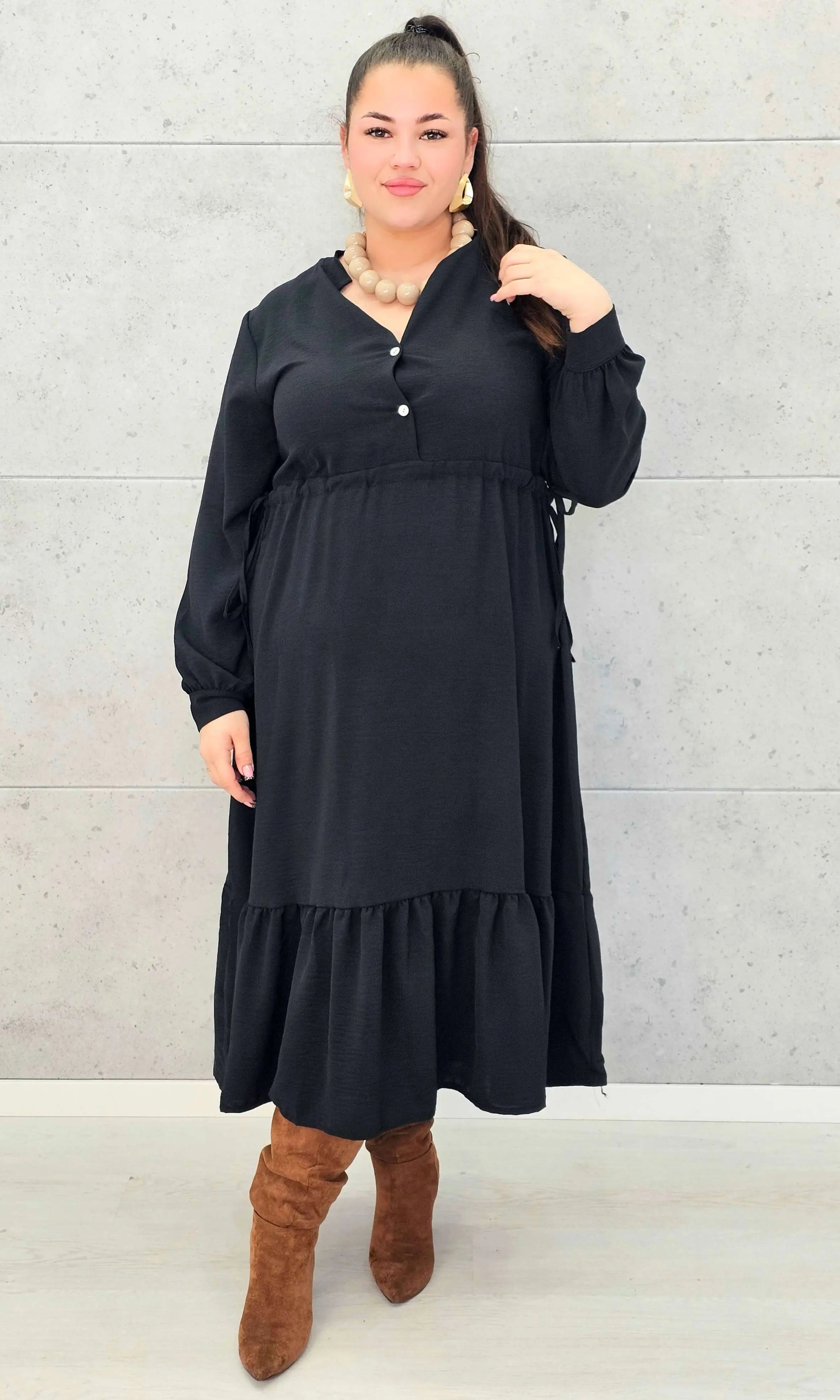 Sukienka plus size z falbaną i długim rękawem – elegancja na co dzień i od święta Stylowa XL