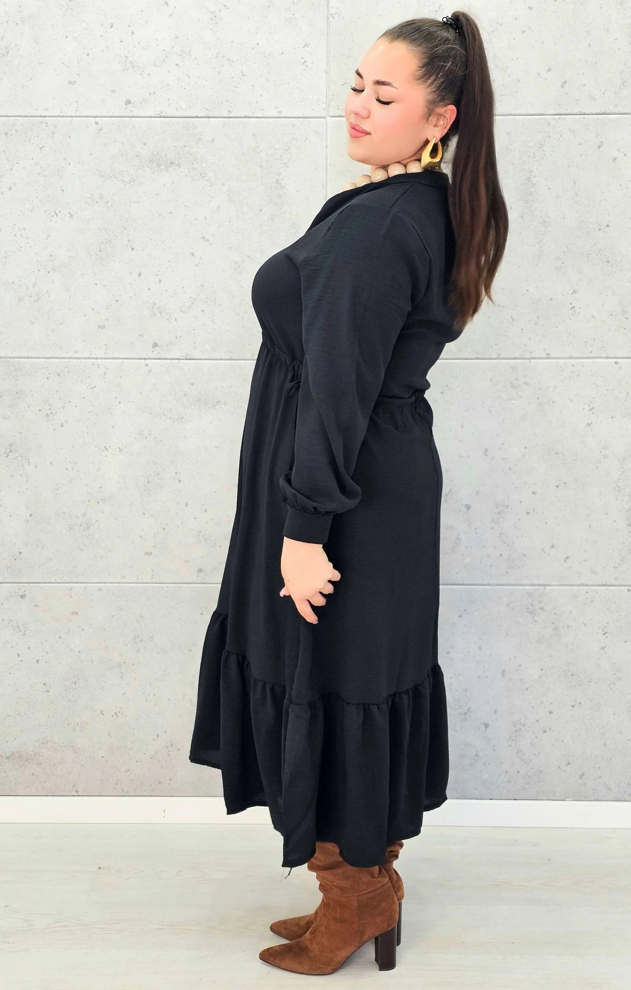 Sukienka plus size z falbaną i długim rękawem – elegancja na co dzień i od święta Stylowa XL