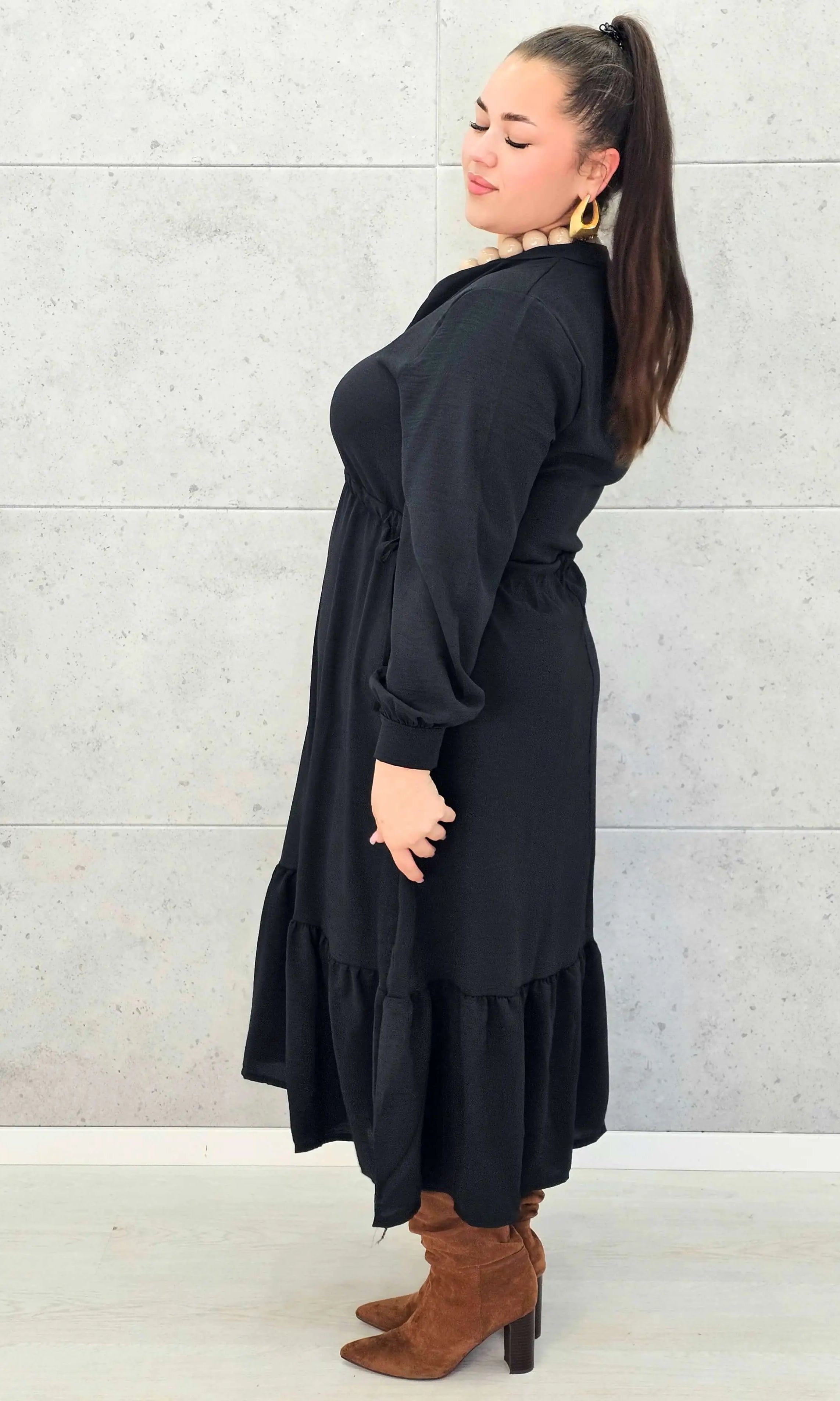 Sukienka plus size z falbaną i długim rękawem – elegancja na co dzień i od święta Stylowa XL