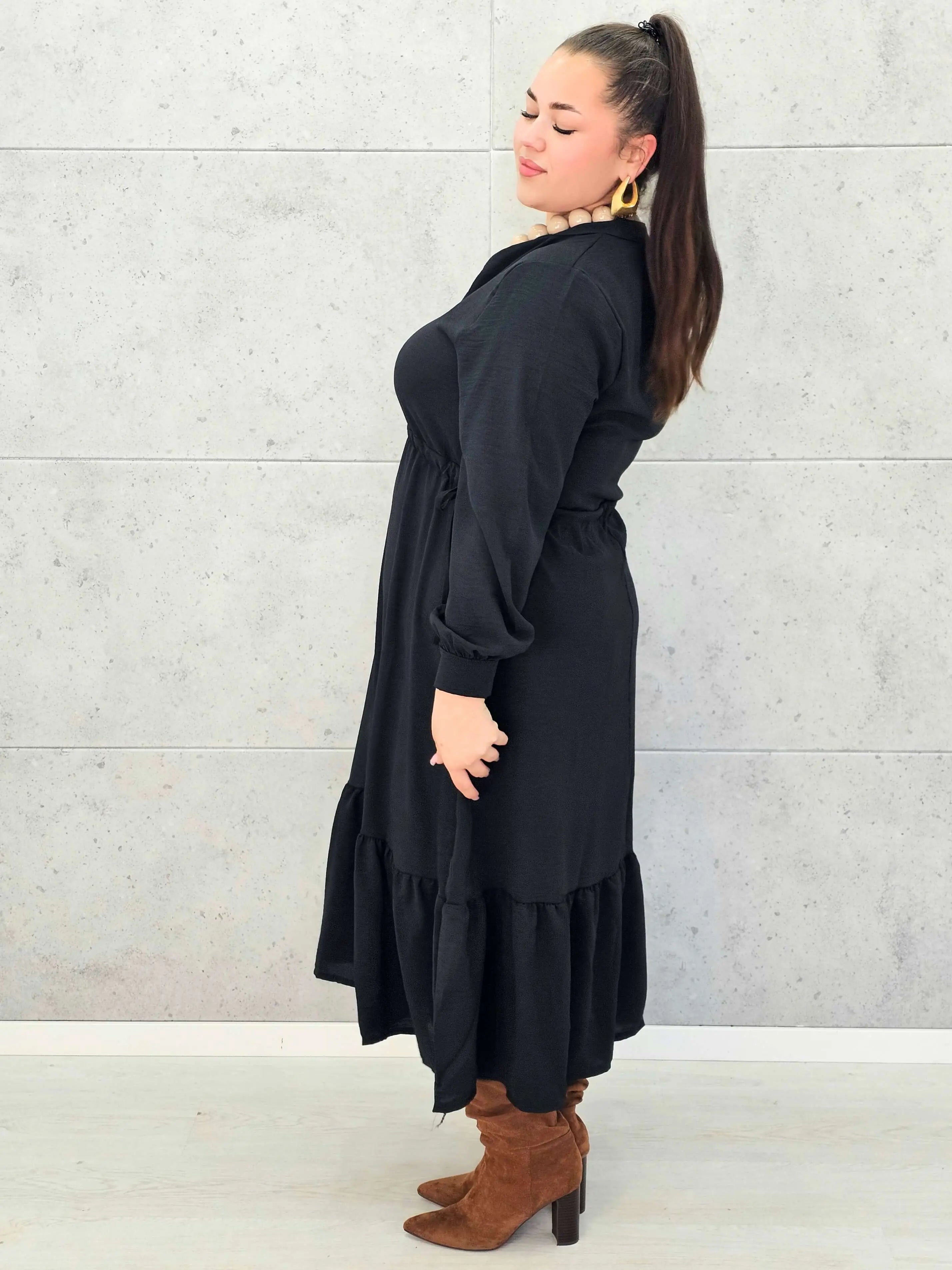 Sukienka plus size z falbaną i długim rękawem – elegancja na co dzień i od święta Stylowa XL