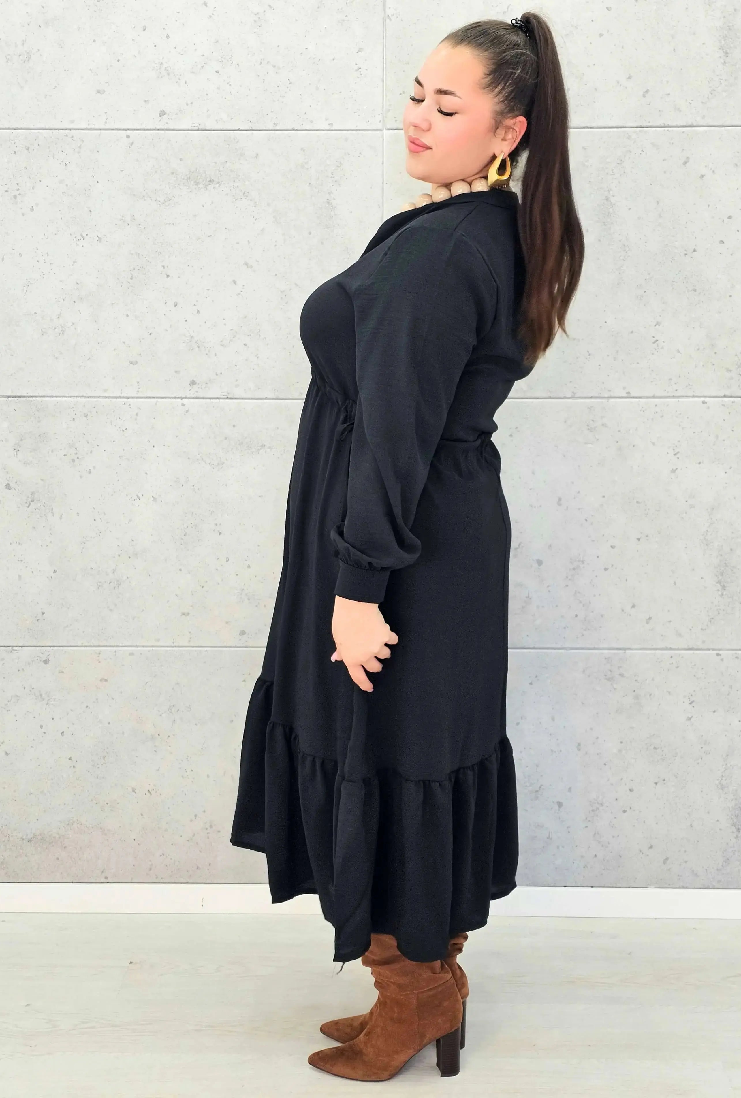 Sukienka plus size z falbaną i długim rękawem – elegancja na co dzień i od święta Stylowa XL