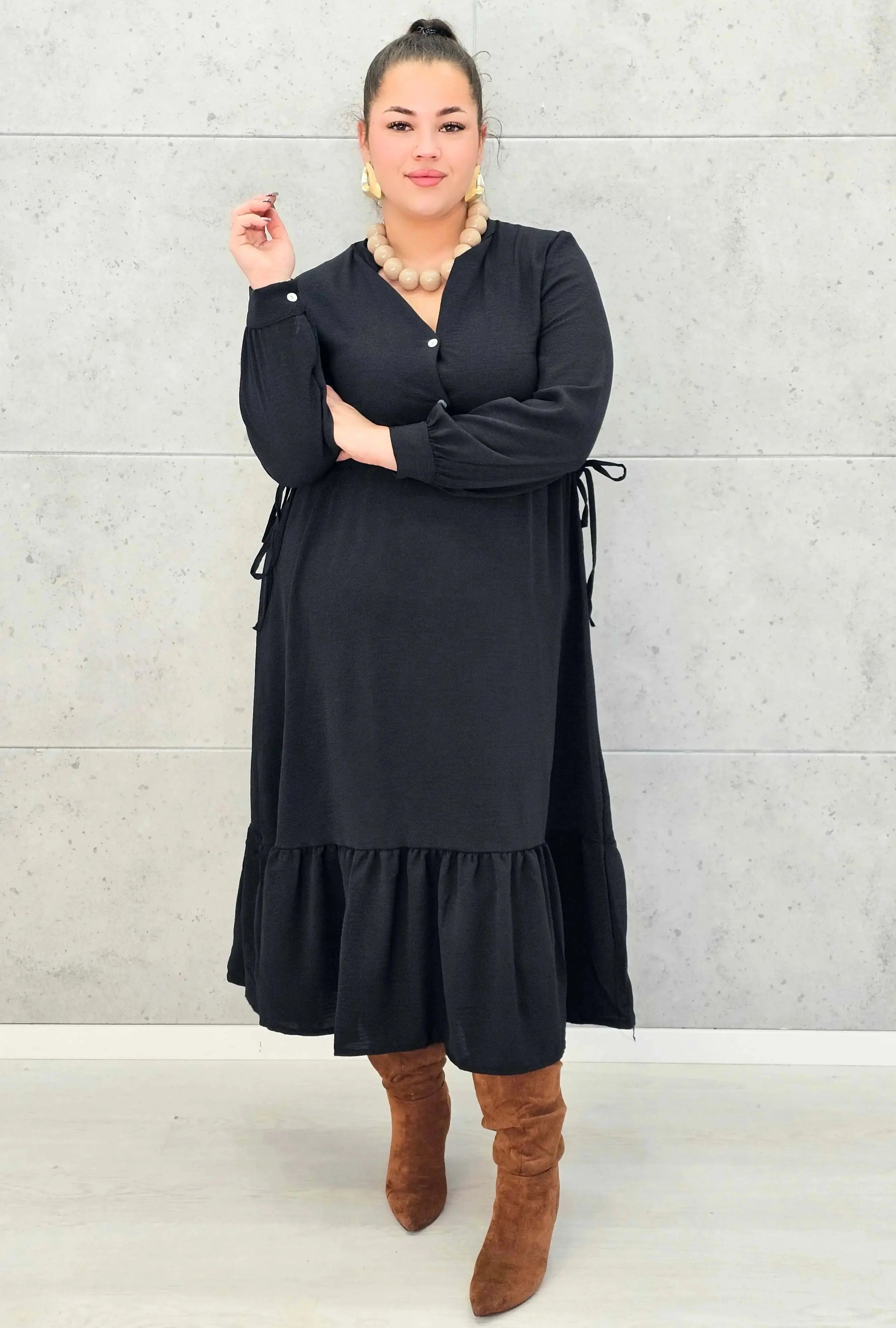 Sukienka plus size z falbaną i długim rękawem – elegancja na co dzień i od święta Stylowa XL