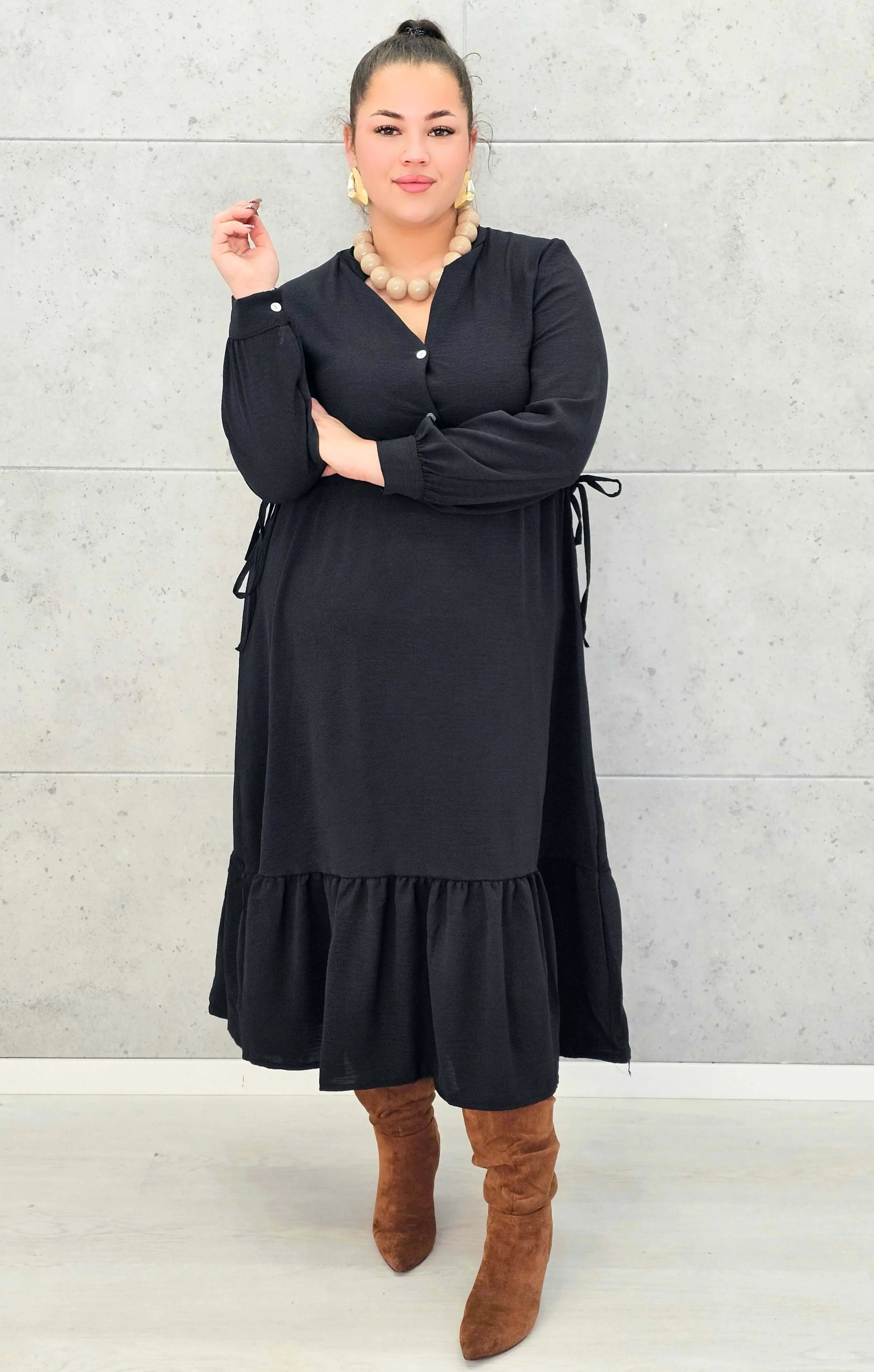 Sukienka plus size z falbaną i długim rękawem – elegancja na co dzień i od święta Stylowa XL