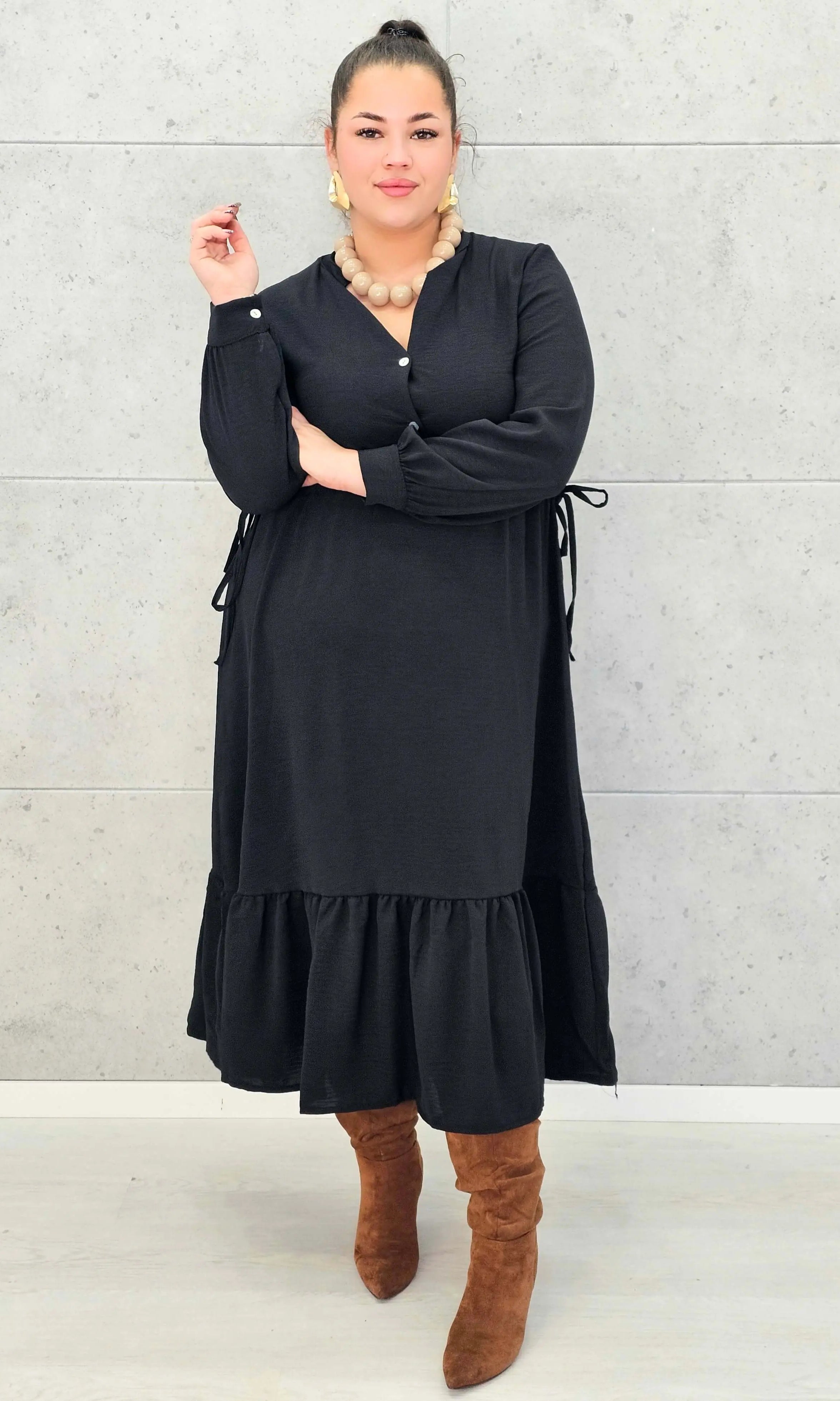 Sukienka plus size z falbaną i długim rękawem – elegancja na co dzień i od święta Stylowa XL