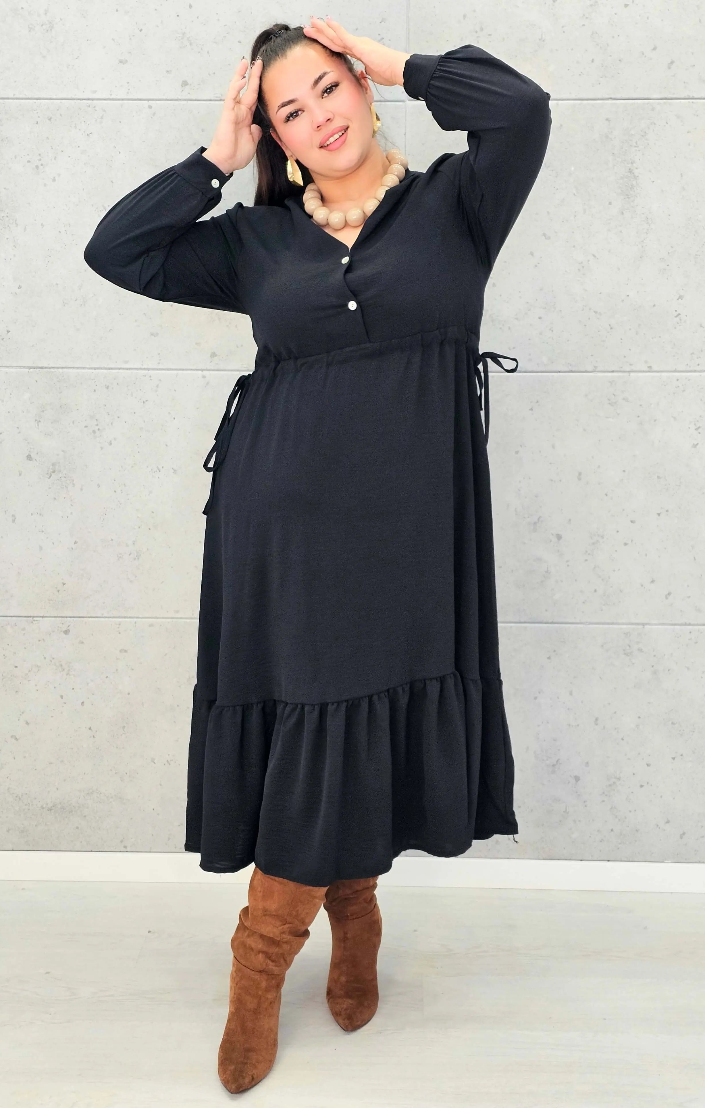 Sukienka plus size z falbaną i długim rękawem – elegancja na co dzień i od święta Stylowa XL