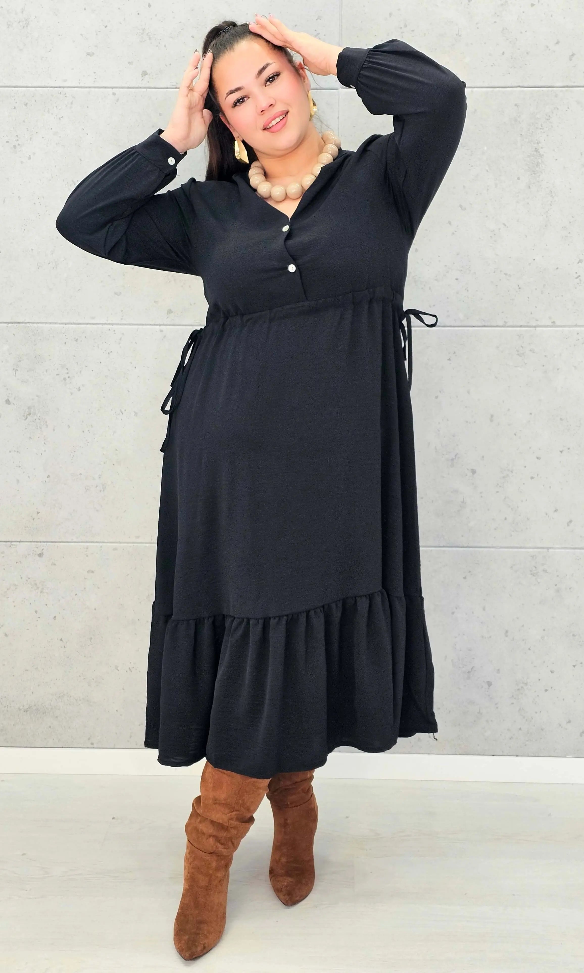 Sukienka plus size z falbaną i długim rękawem – elegancja na co dzień i od święta Stylowa XL