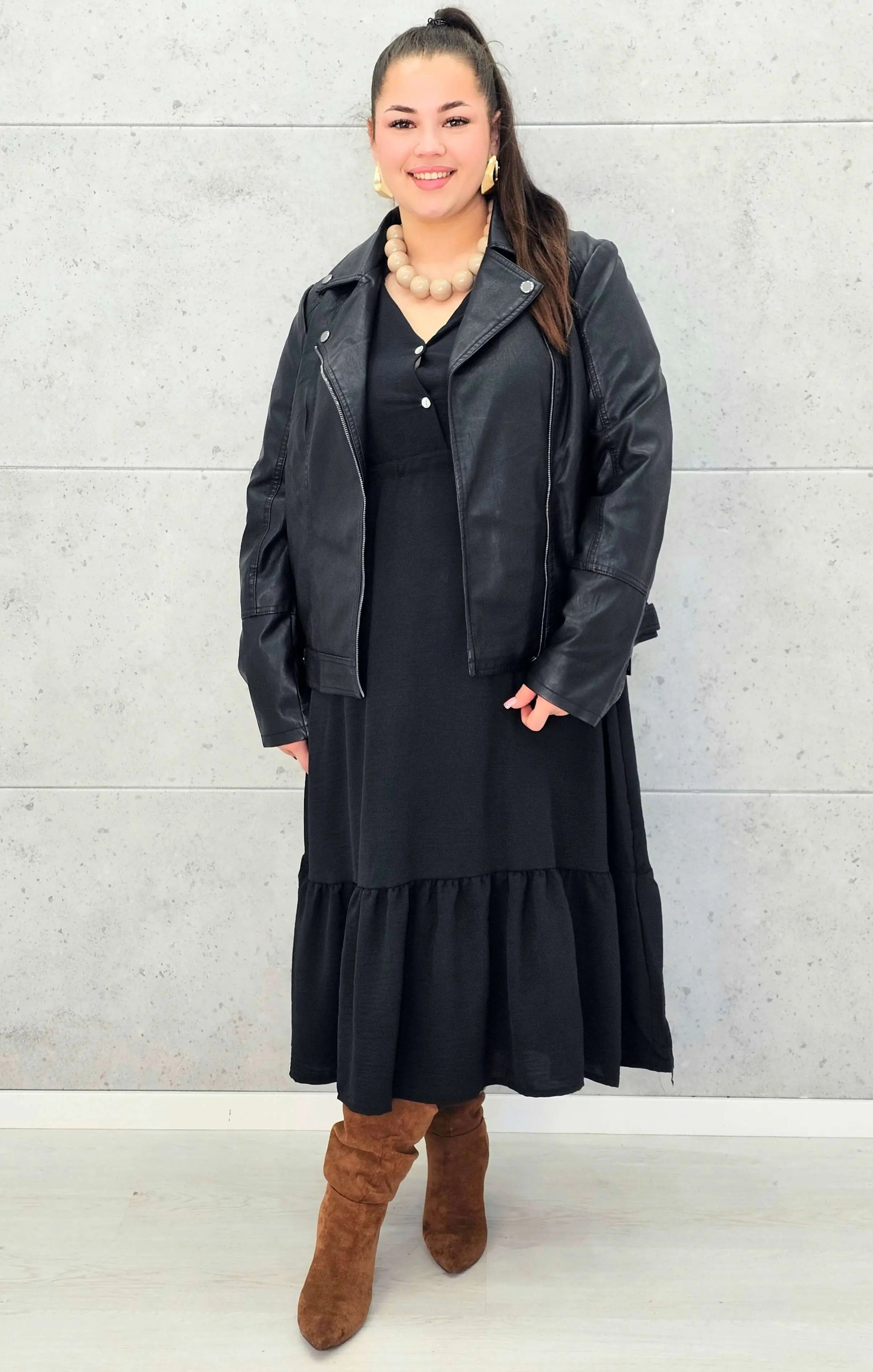 Sukienka plus size z falbaną i długim rękawem – elegancja na co dzień i od święta Stylowa XL