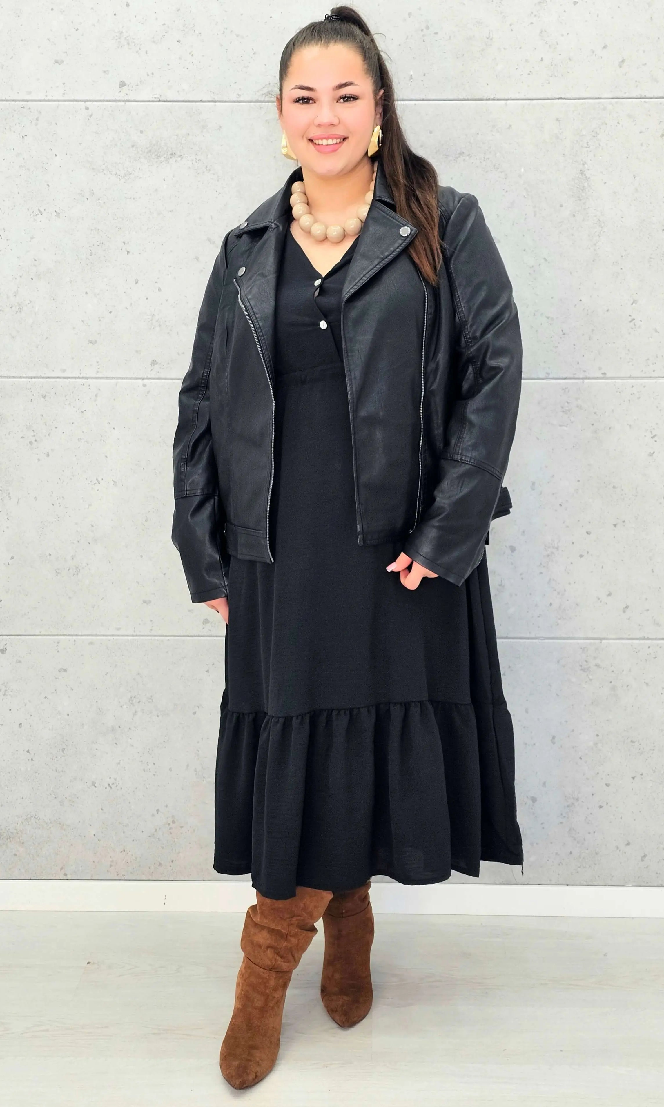 Sukienka plus size z falbaną i długim rękawem – elegancja na co dzień i od święta Stylowa XL