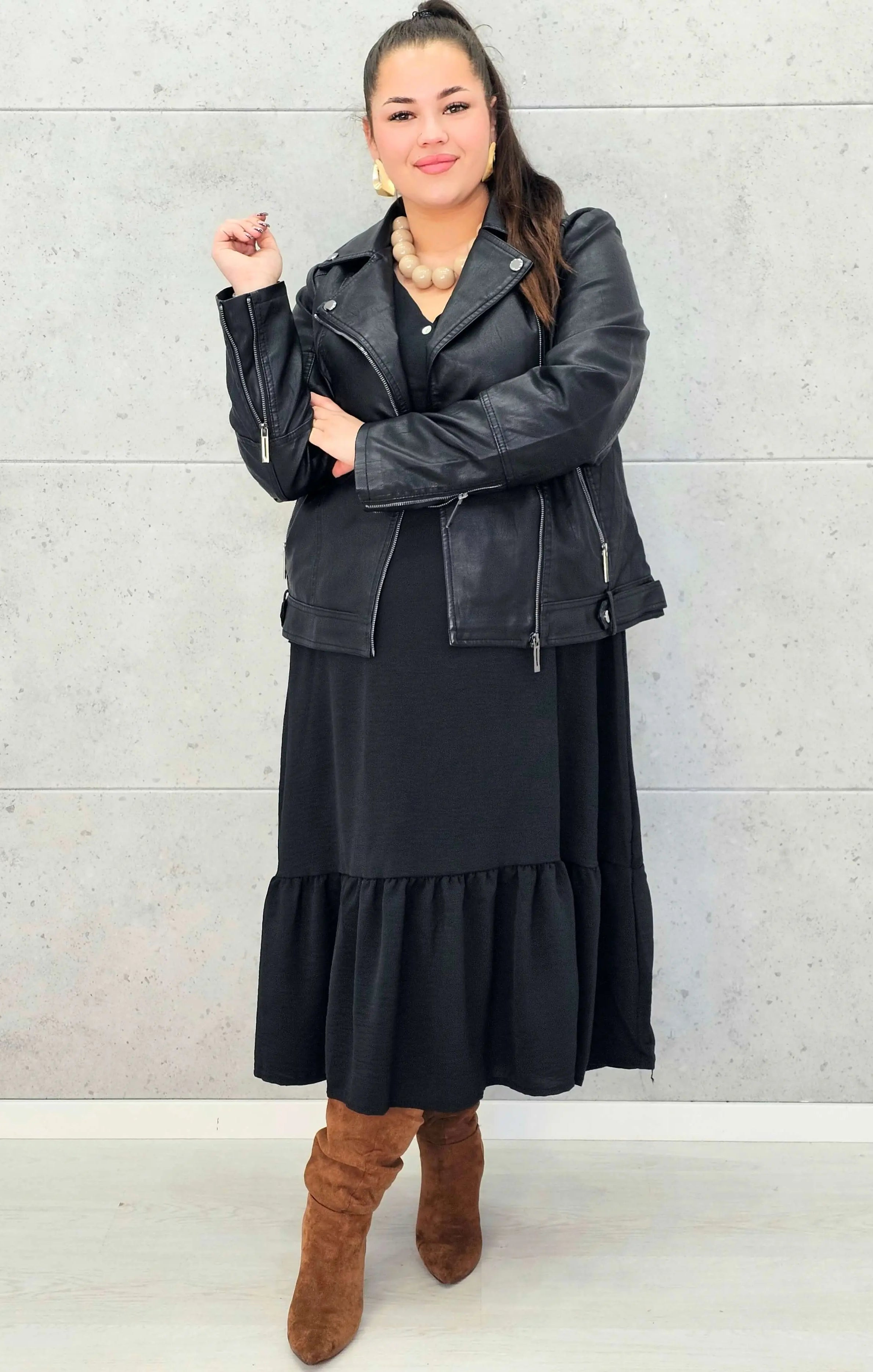 Sukienka plus size z falbaną i długim rękawem – elegancja na co dzień i od święta Stylowa XL