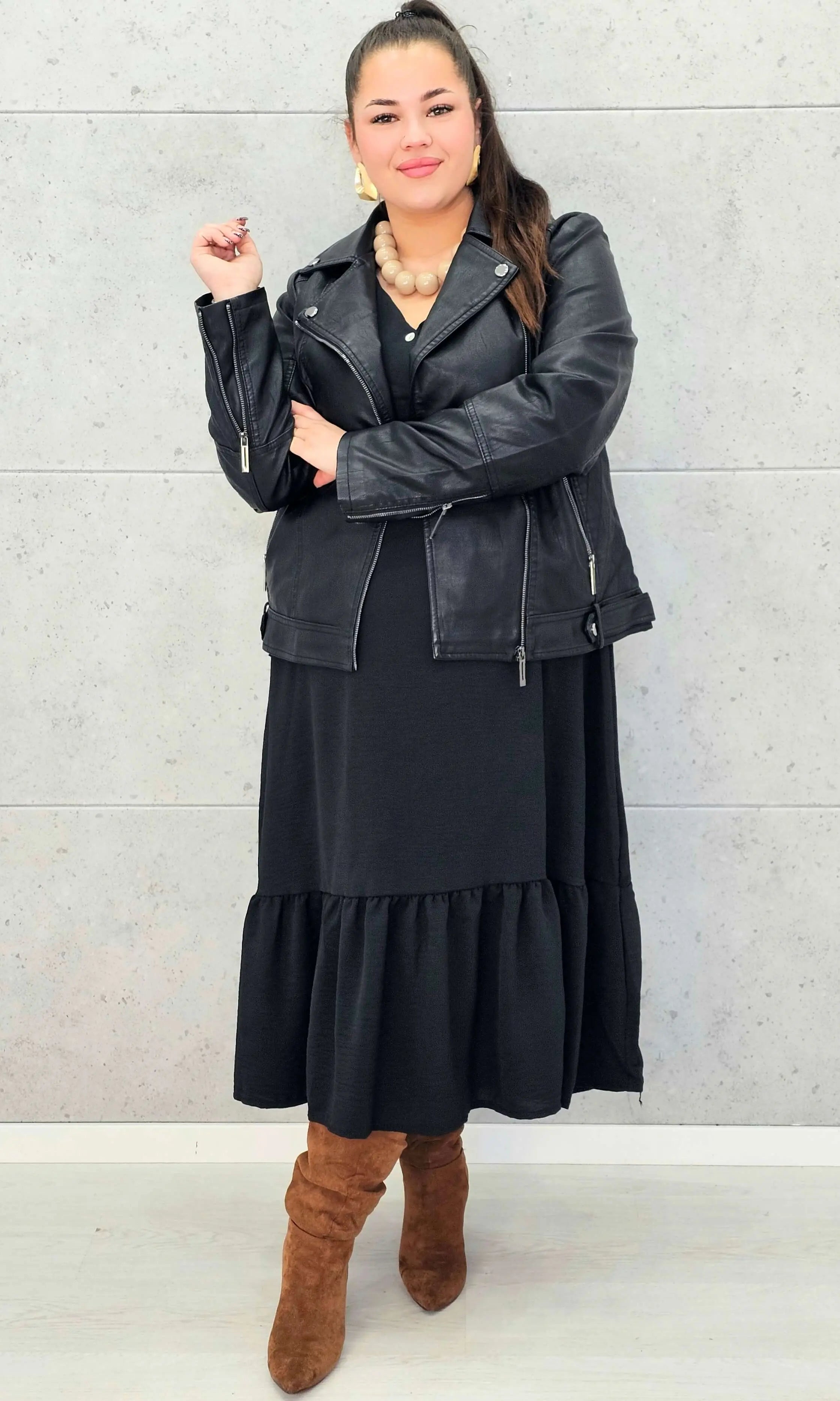 Sukienka plus size z falbaną i długim rękawem – elegancja na co dzień i od święta Stylowa XL