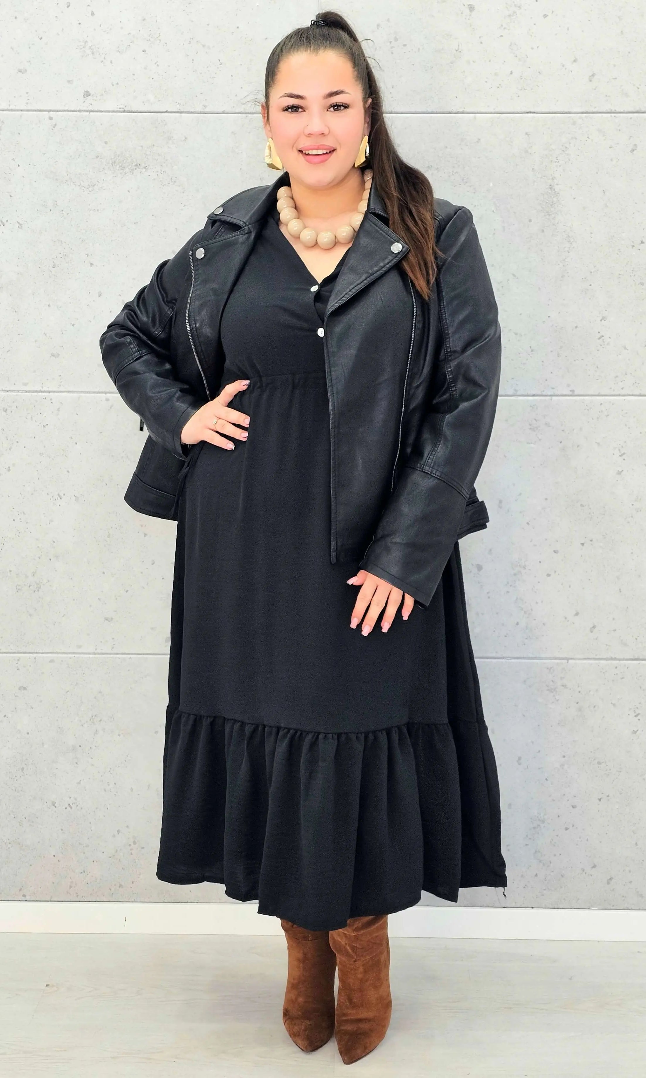 Sukienka plus size z falbaną i długim rękawem – elegancja na co dzień i od święta Stylowa XL