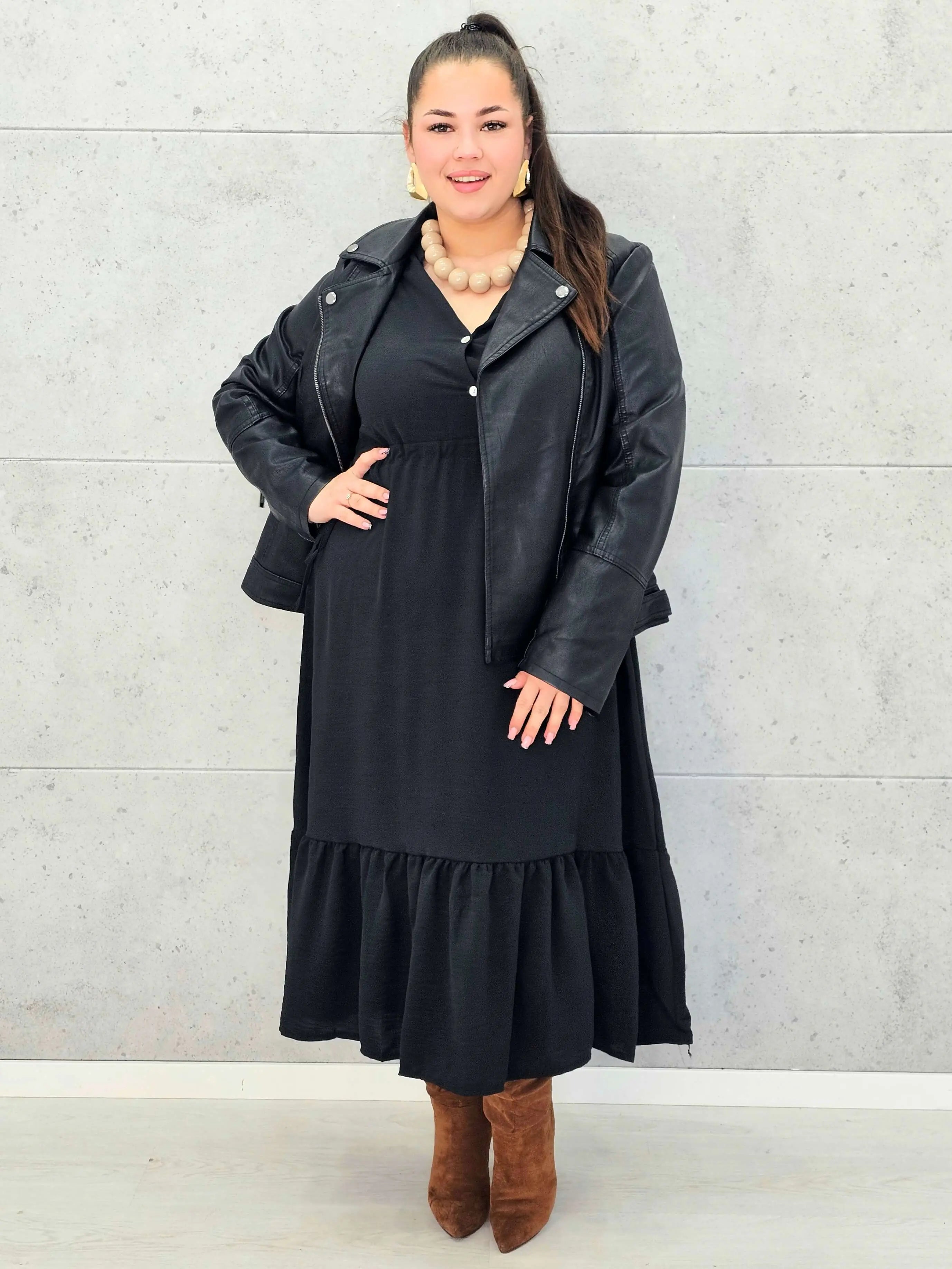 Sukienka plus size z falbaną i długim rękawem – elegancja na co dzień i od święta Stylowa XL