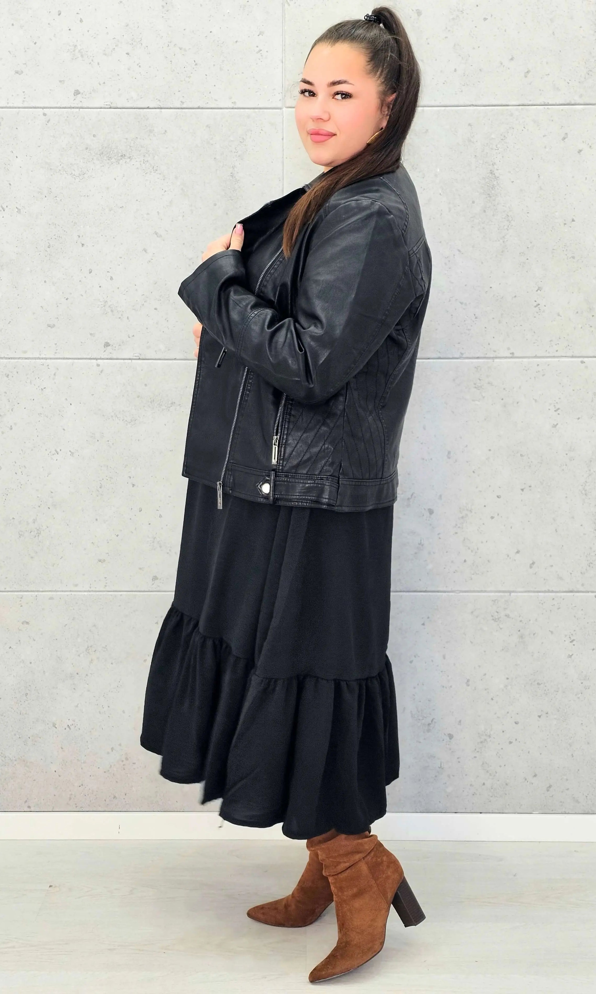 Sukienka plus size z falbaną i długim rękawem – elegancja na co dzień i od święta Stylowa XL