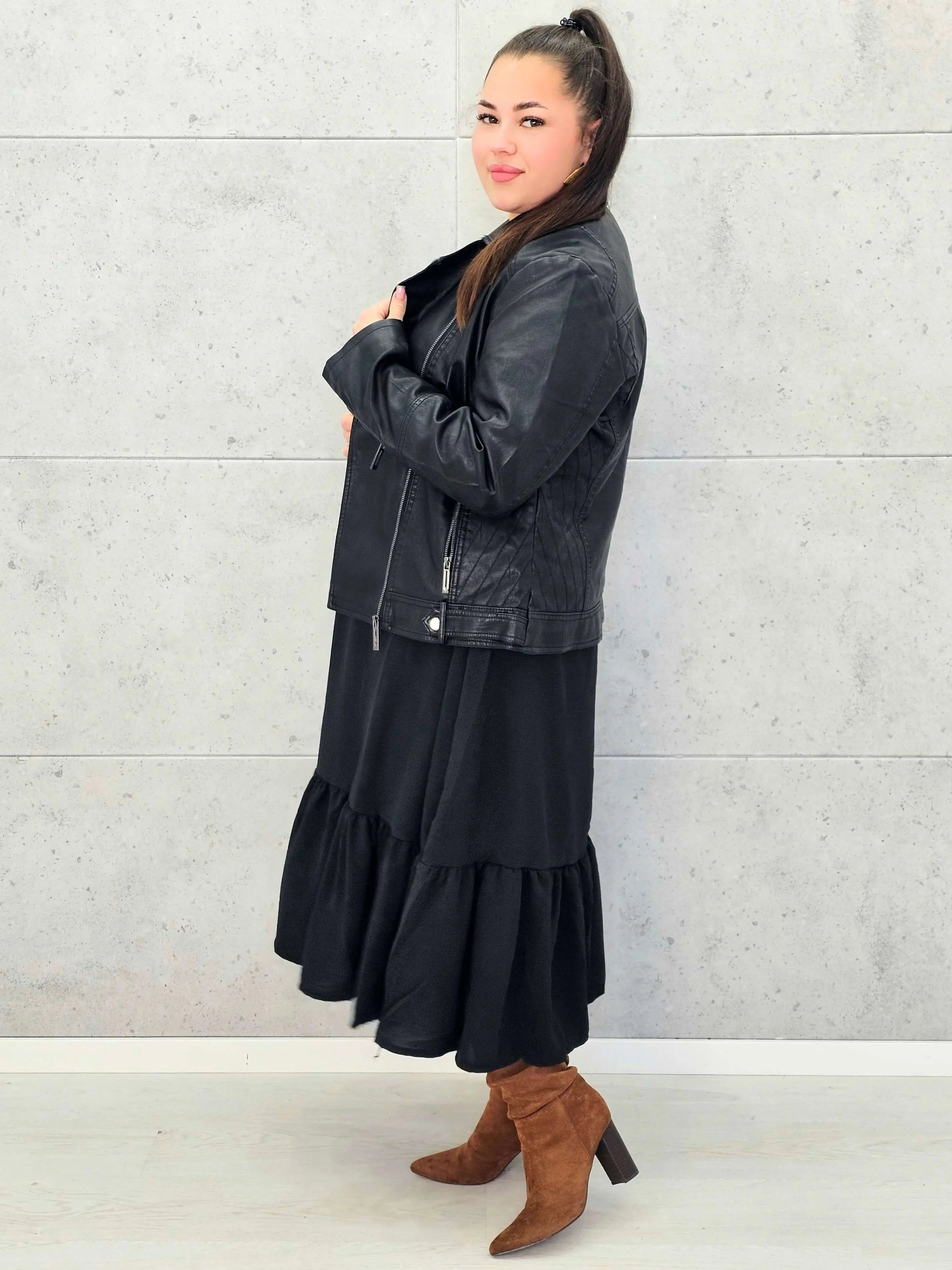 Sukienka plus size z falbaną i długim rękawem – elegancja na co dzień i od święta Stylowa XL