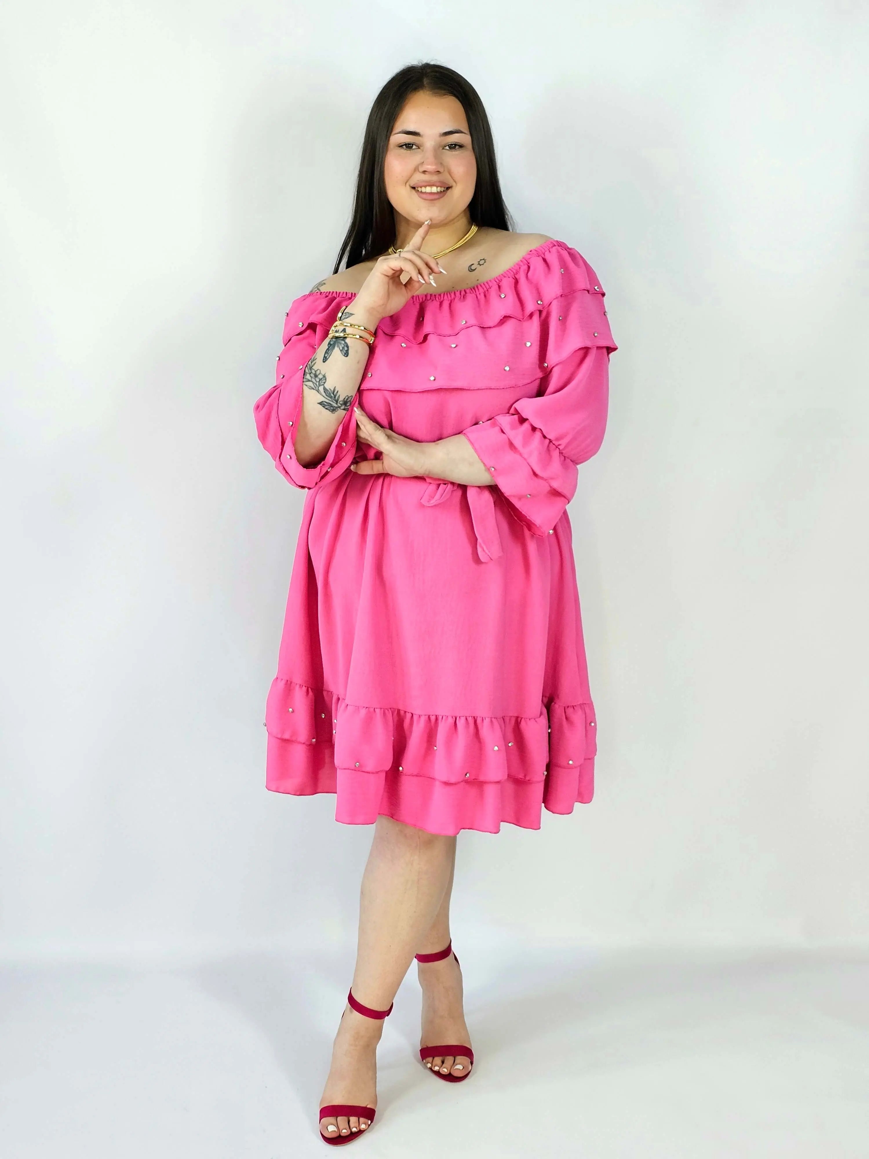 Sukienka plus size z falbaną i wiązaniem – elegancka i kobieca stylizacja Stylowa XL