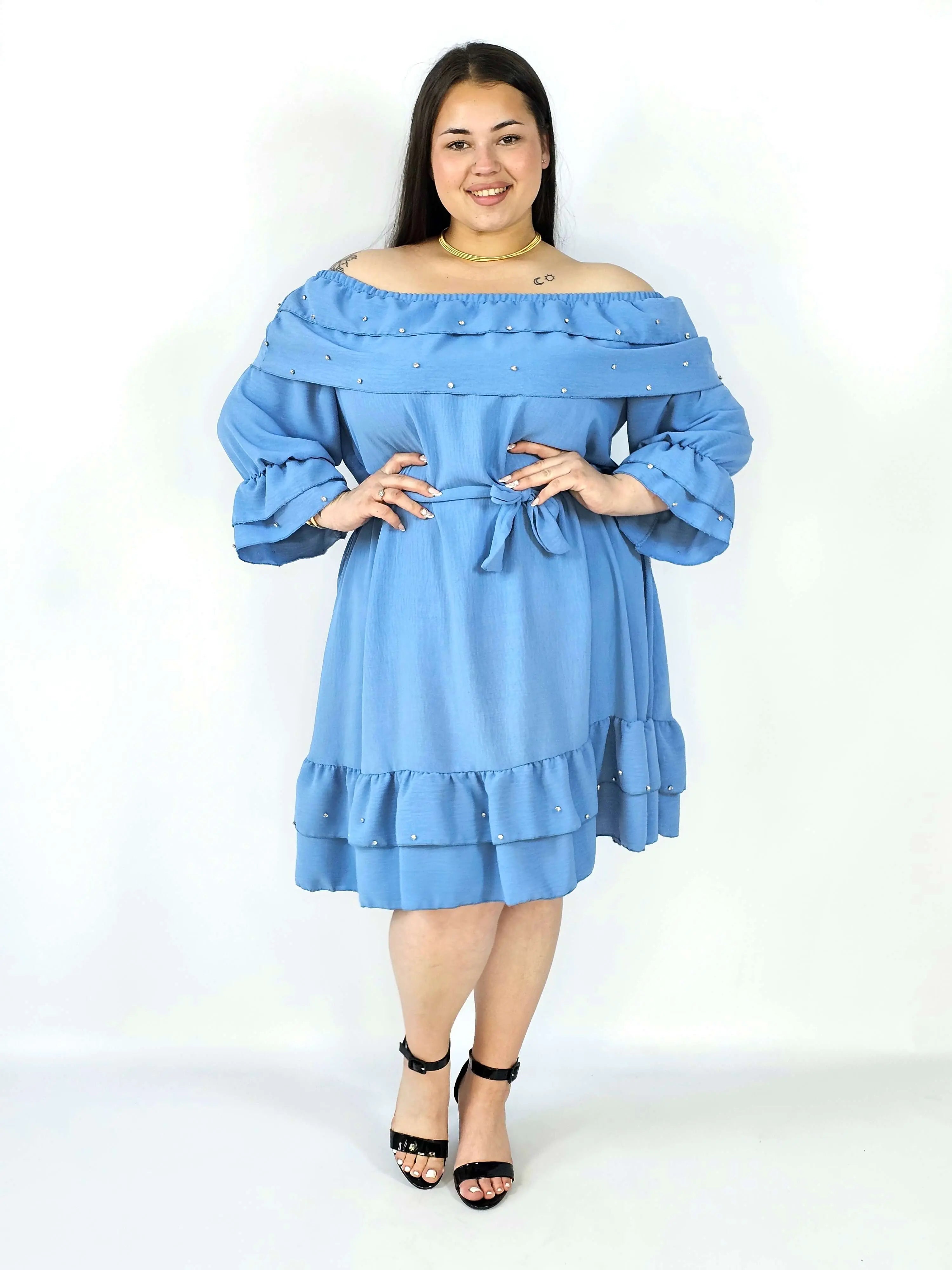 Sukienka plus size z falbaną i wiązaniem – elegancka i kobieca stylizacja Stylowa XL