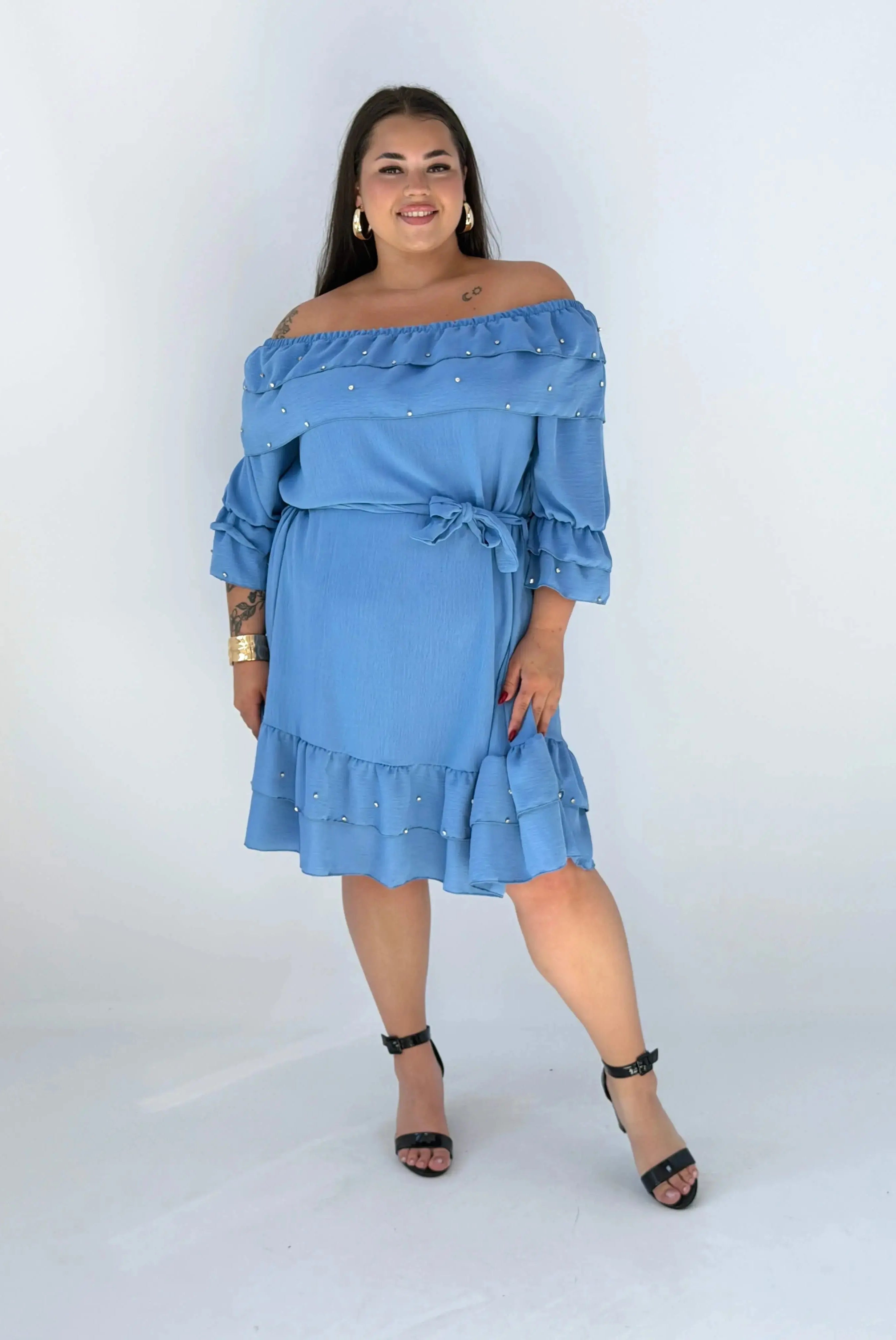 Sukienka plus size z falbaną i wiązaniem – elegancka i kobieca stylizacja Stylowa XL