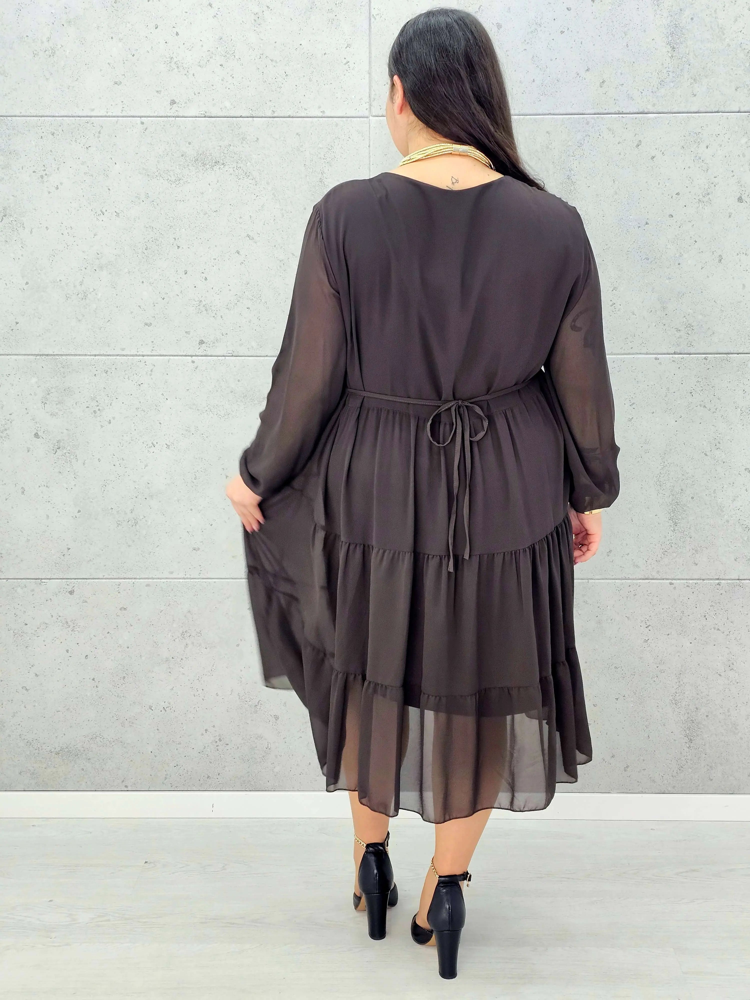 Sukienka plus size z falbanami – czekoladowa, bordowa i czarna Stylowa XL - Stylowa XL