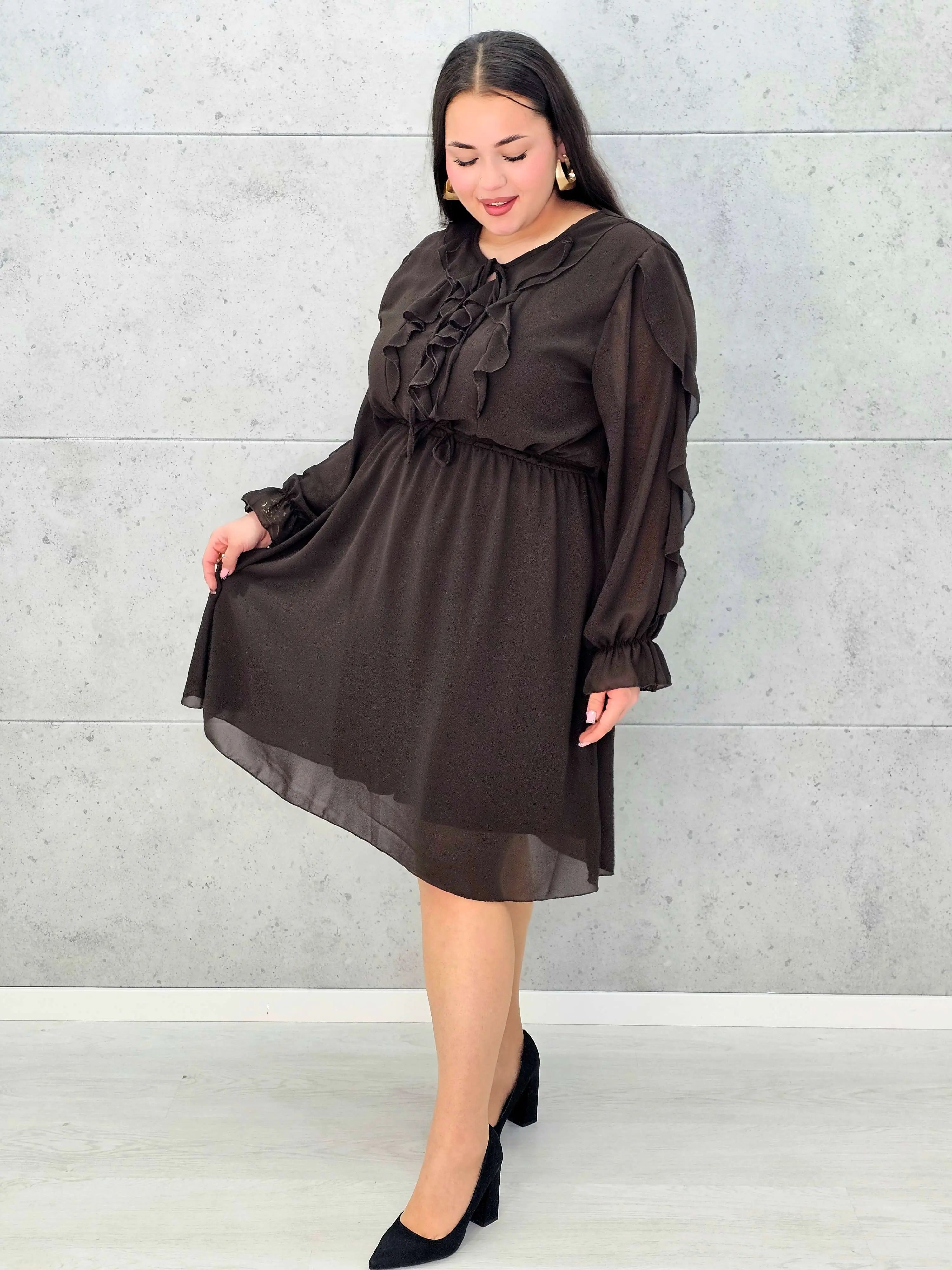 Sukienka plus size z falbanami – czekoladowa, bordowa i czarna Stylowa XL - Stylowa XL