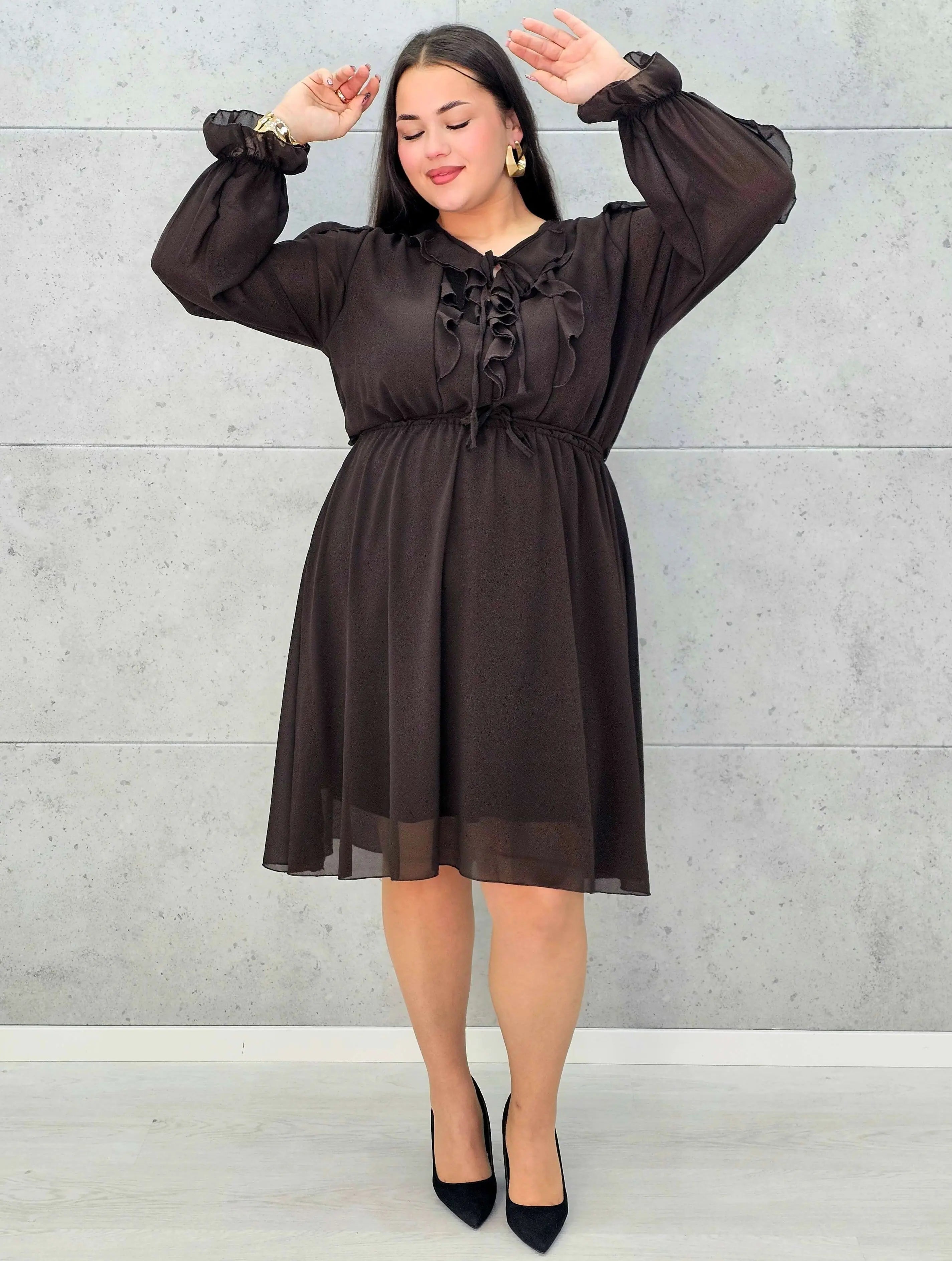 Sukienka plus size z falbanami – czekoladowa, bordowa i czarna Stylowa XL - Stylowa XL