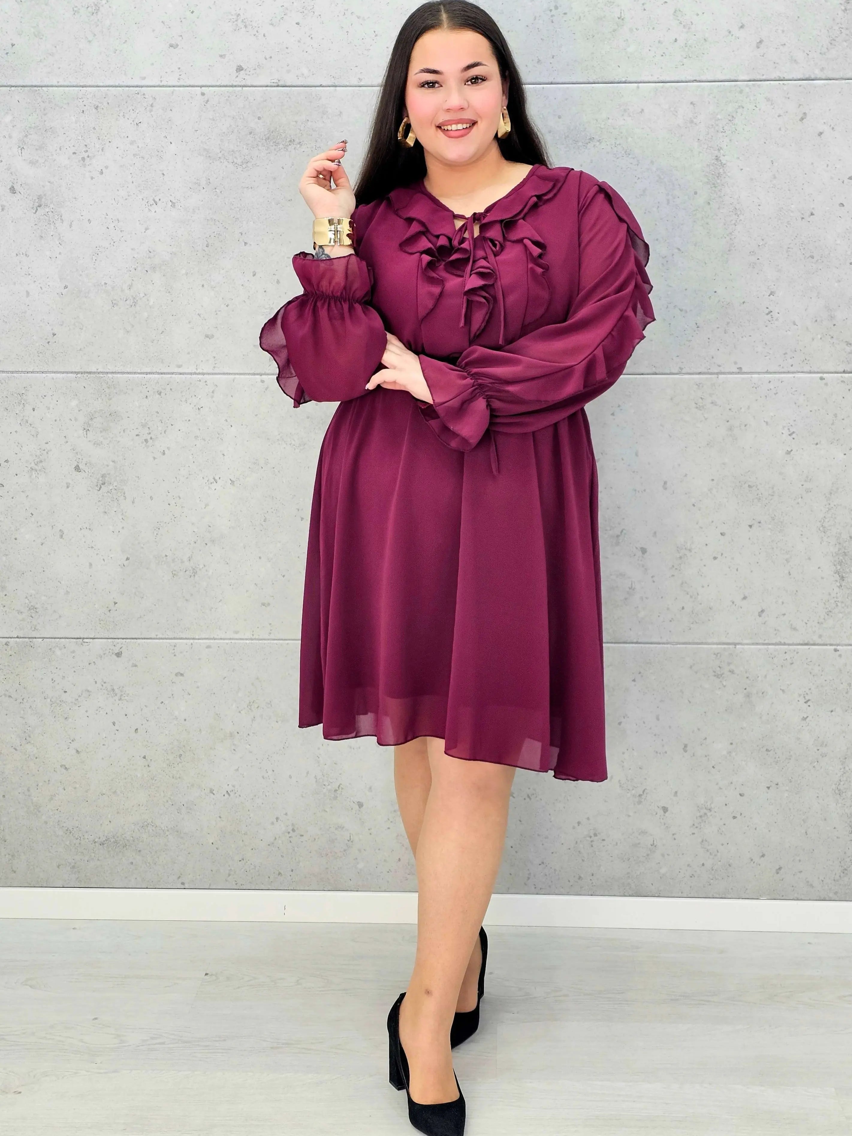 Sukienka plus size z falbanami – czekoladowa, bordowa i czarna Stylowa XL - Stylowa XL