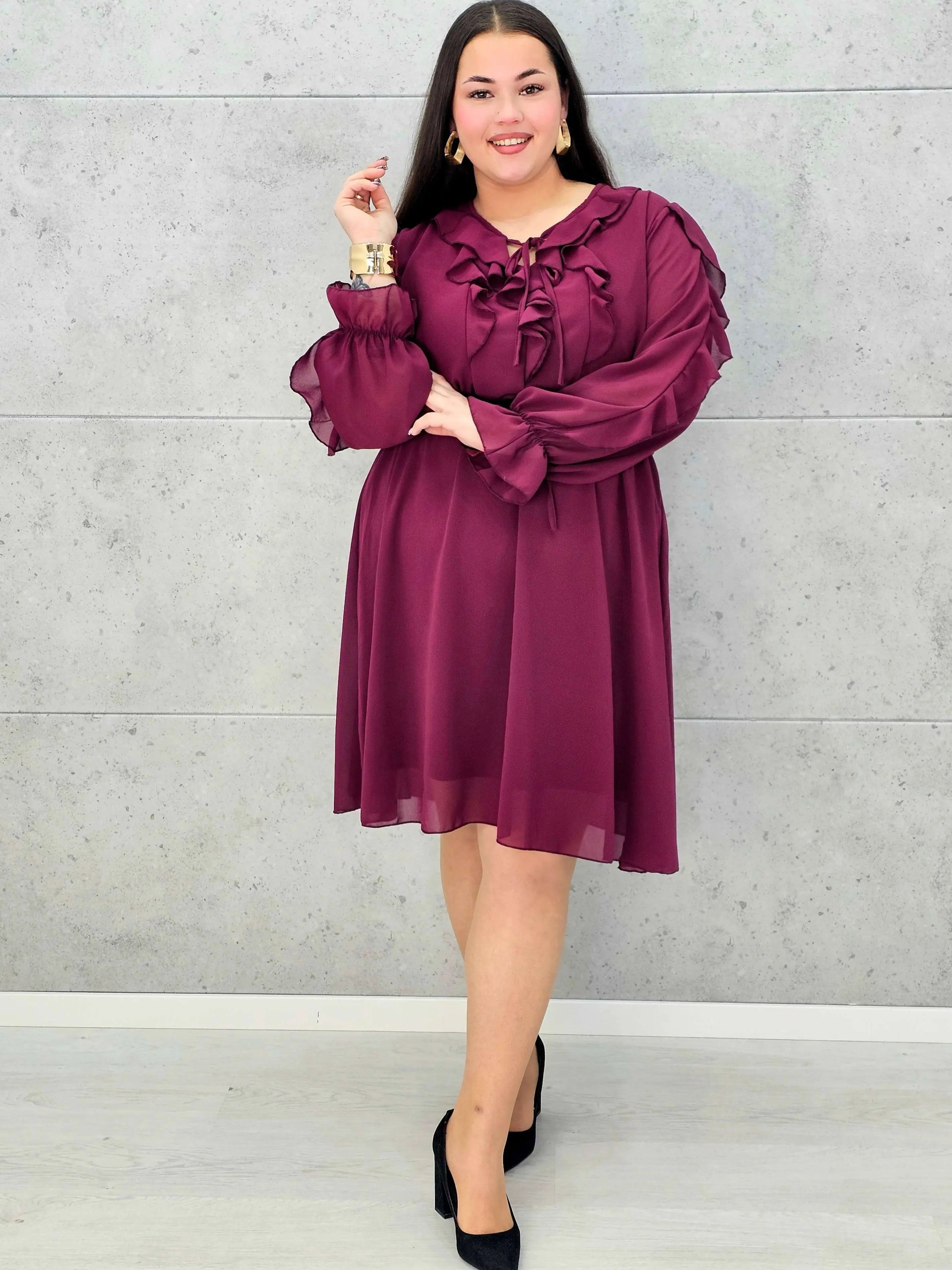 Sukienka plus size z falbanami – czekoladowa, bordowa i czarna Stylowa XL - Stylowa XL