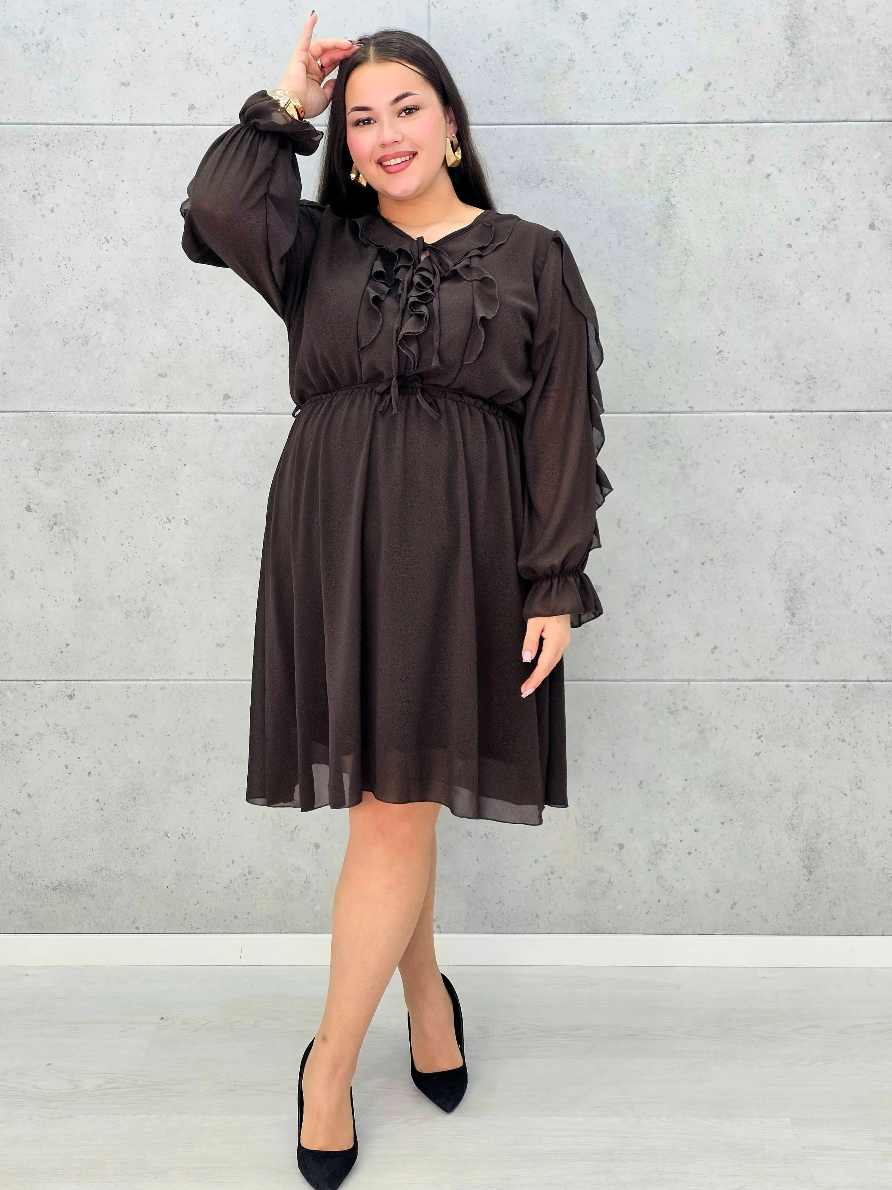 Sukienka plus size z falbanami – czekoladowa, bordowa i czarna Stylowa XL - Stylowa XL