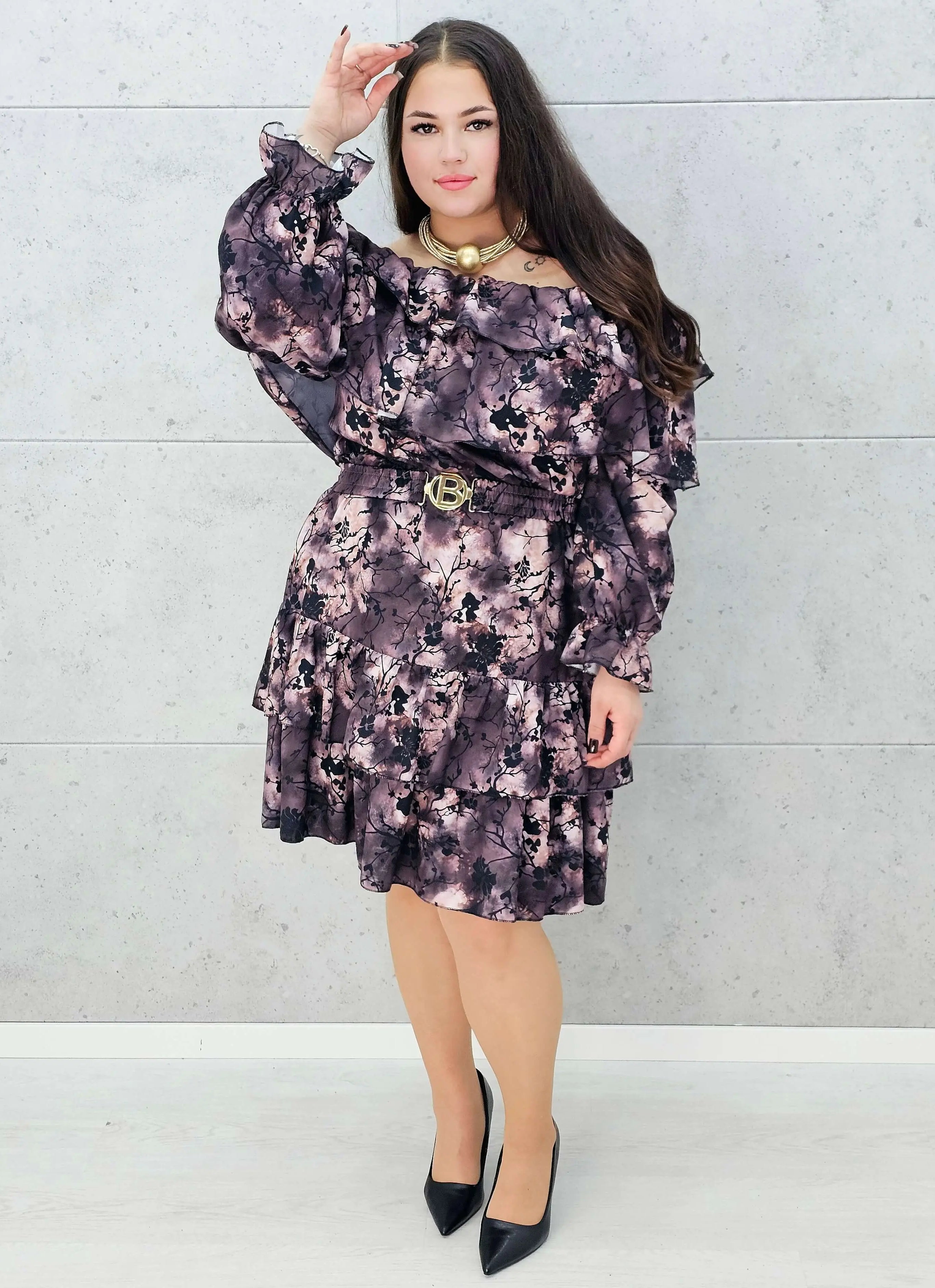 modna sukienka plus size z odkrytymi ramionami – na modelce